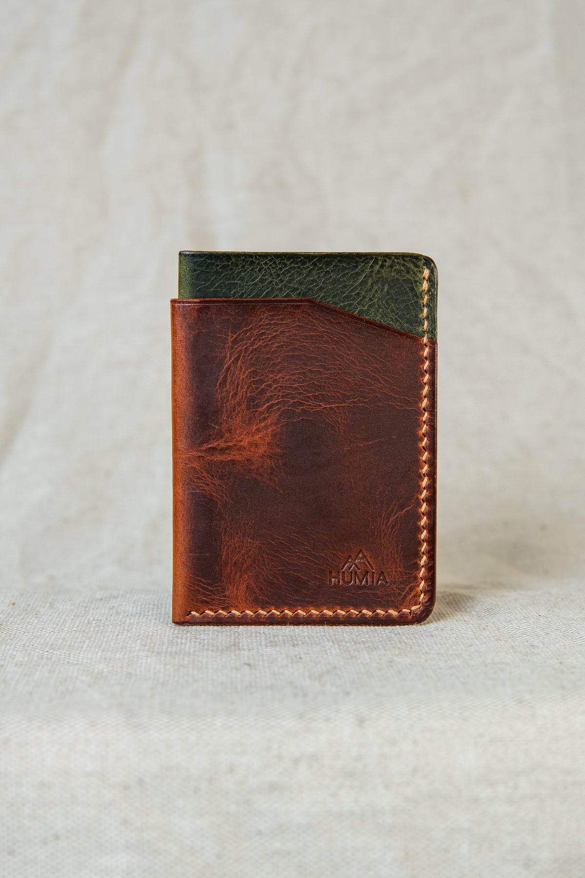 Porte-cartes Bastan en cuir cognac et olive, vue de face