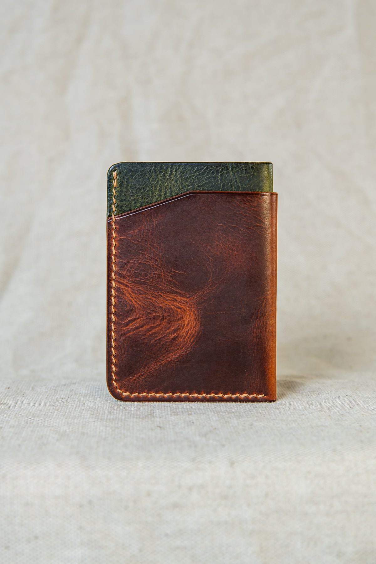 Porte-cartes Bastan en cuir cognac et olive, vue de dos