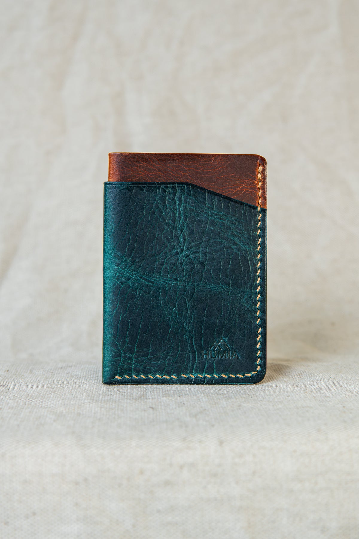 Porte-cartes Bastan en cuir turquoise et cognac, vue de face