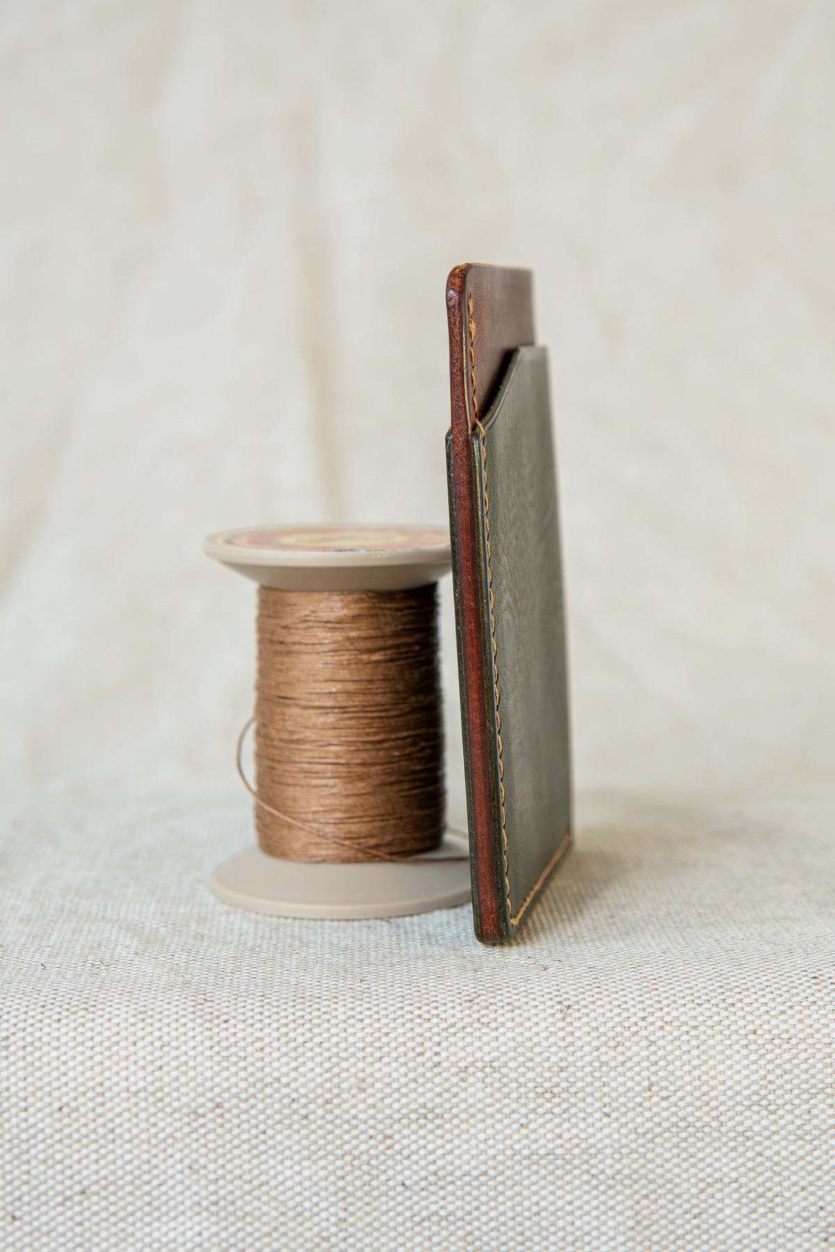 Portes-cartes Bastan en cuir olive et cognac, vue de la tranche