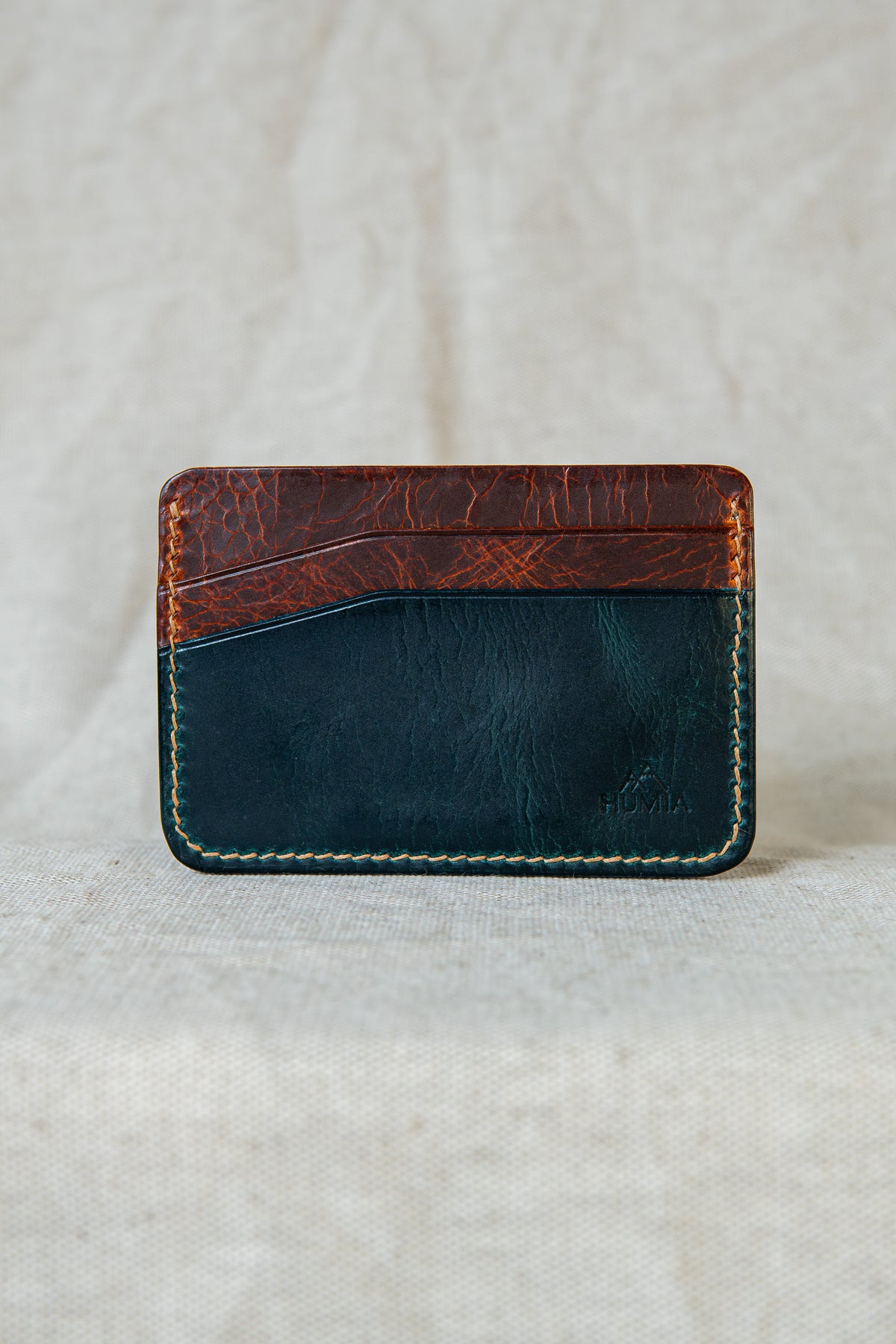 Porte-cartes Hautacam en cuir turquoise et cognac, vue de face