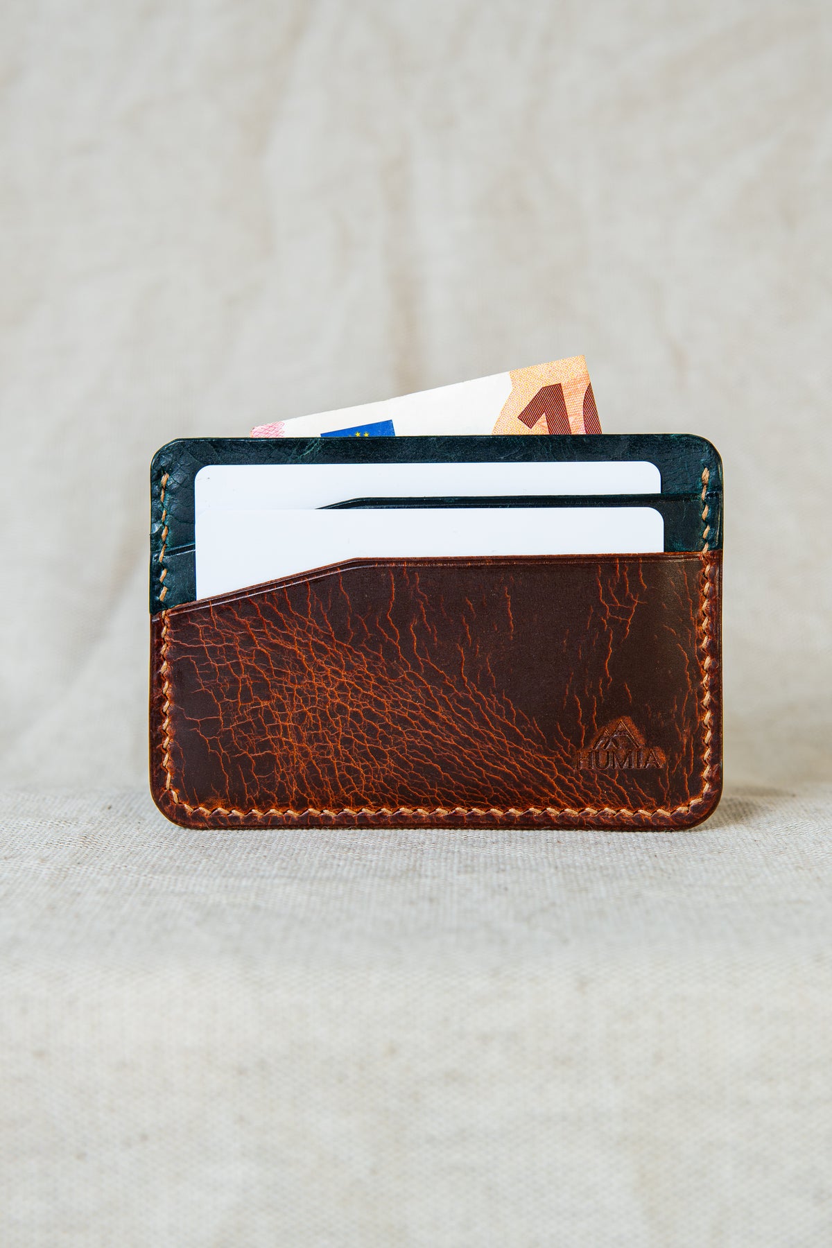 Porte-cartes Hautacam en cuir cognac et turquoise, vue de face avec cartes et billets