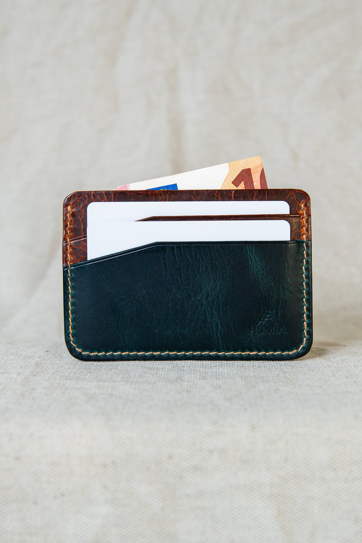 Porte-cartes Hautacam en cuir turquoise et cognac, vue de face avec cartes et billets