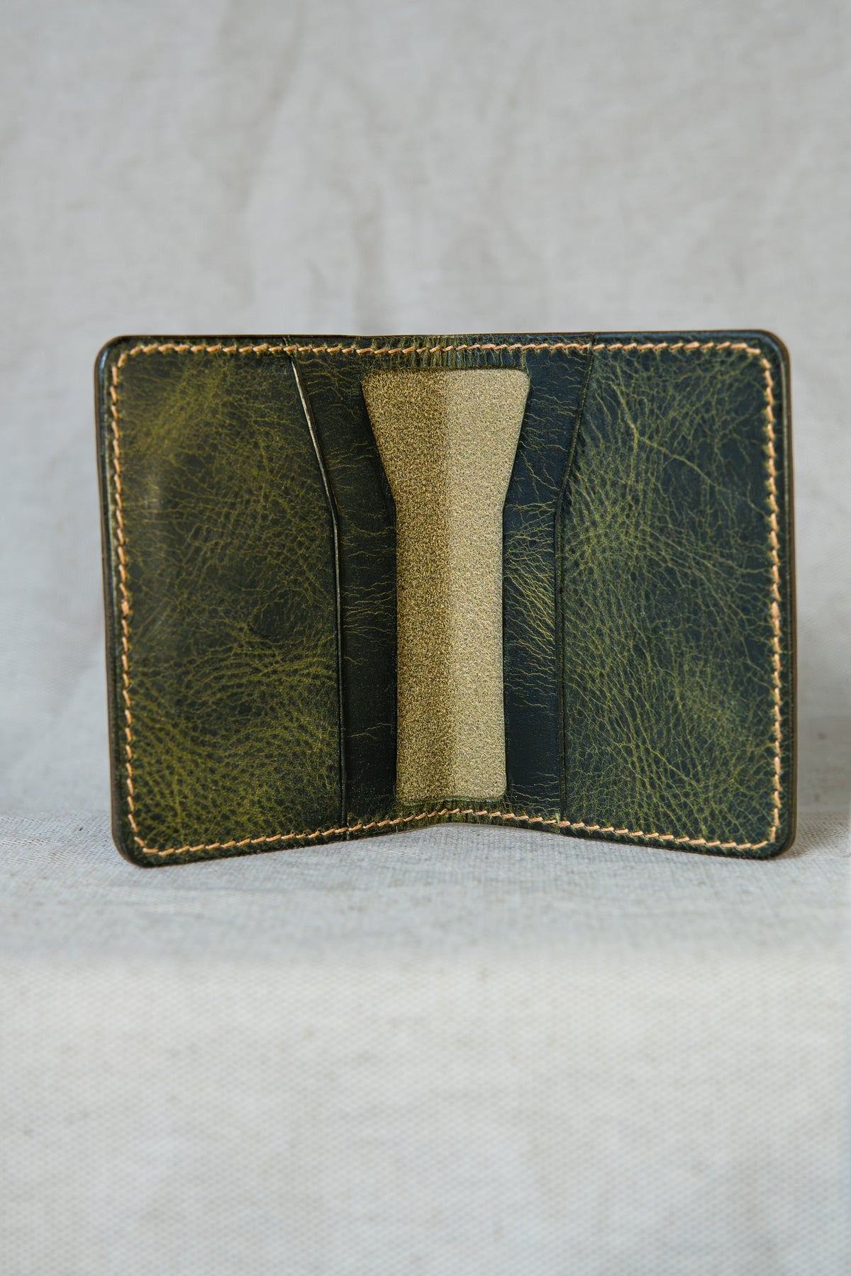 Porte-cartes Soulor en cuir olive, ouvert