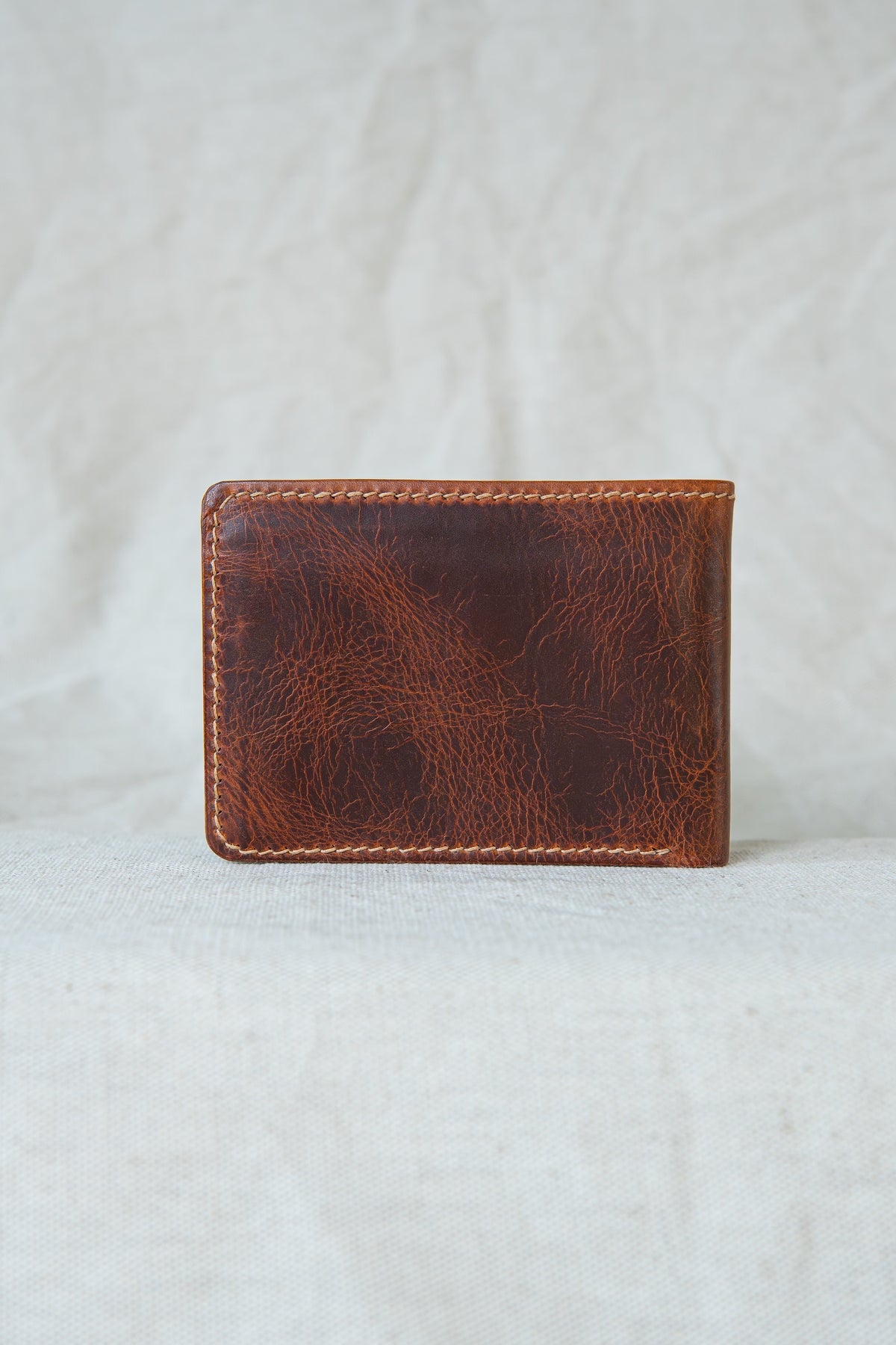 Portefeuille Vignemale en cuir cognac et turquoise, vue de dos