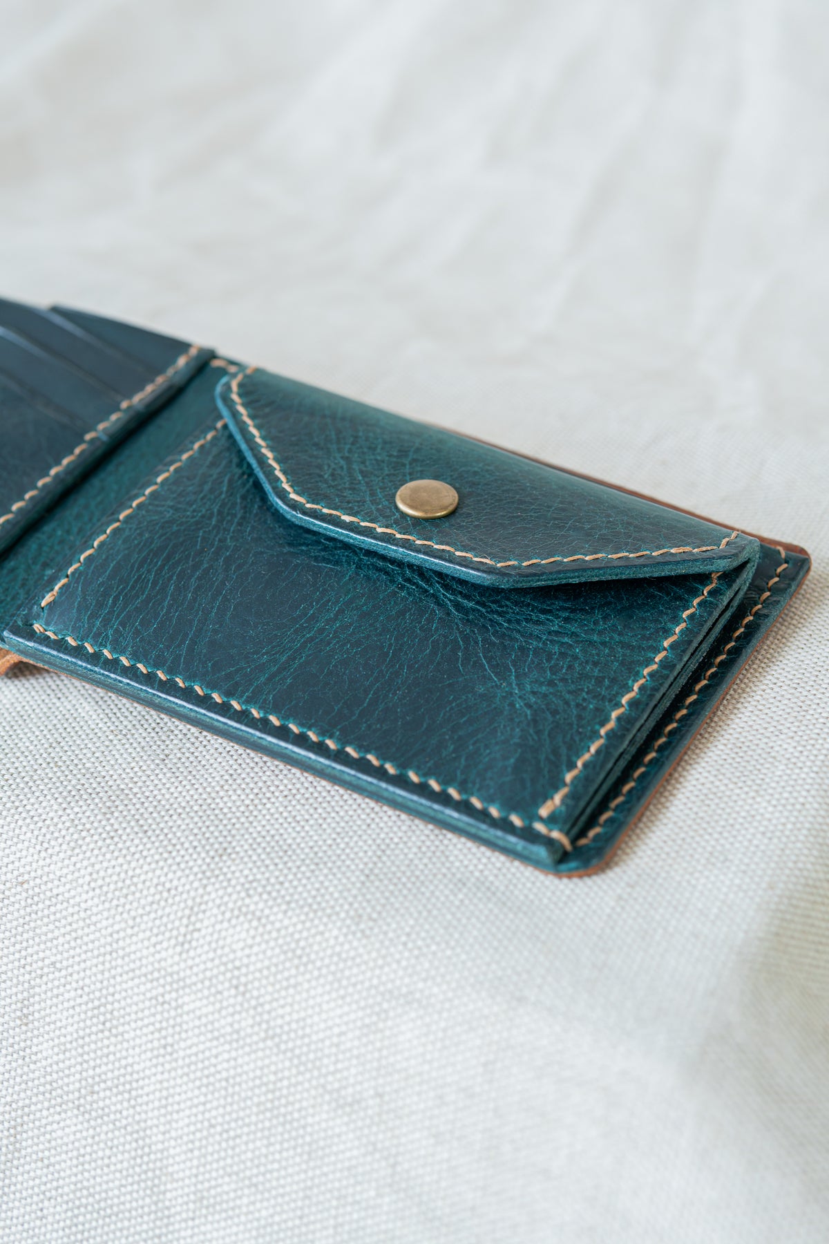 Portefeuille Vignemale en cuir cognac et turquoise, détail poche monnaie