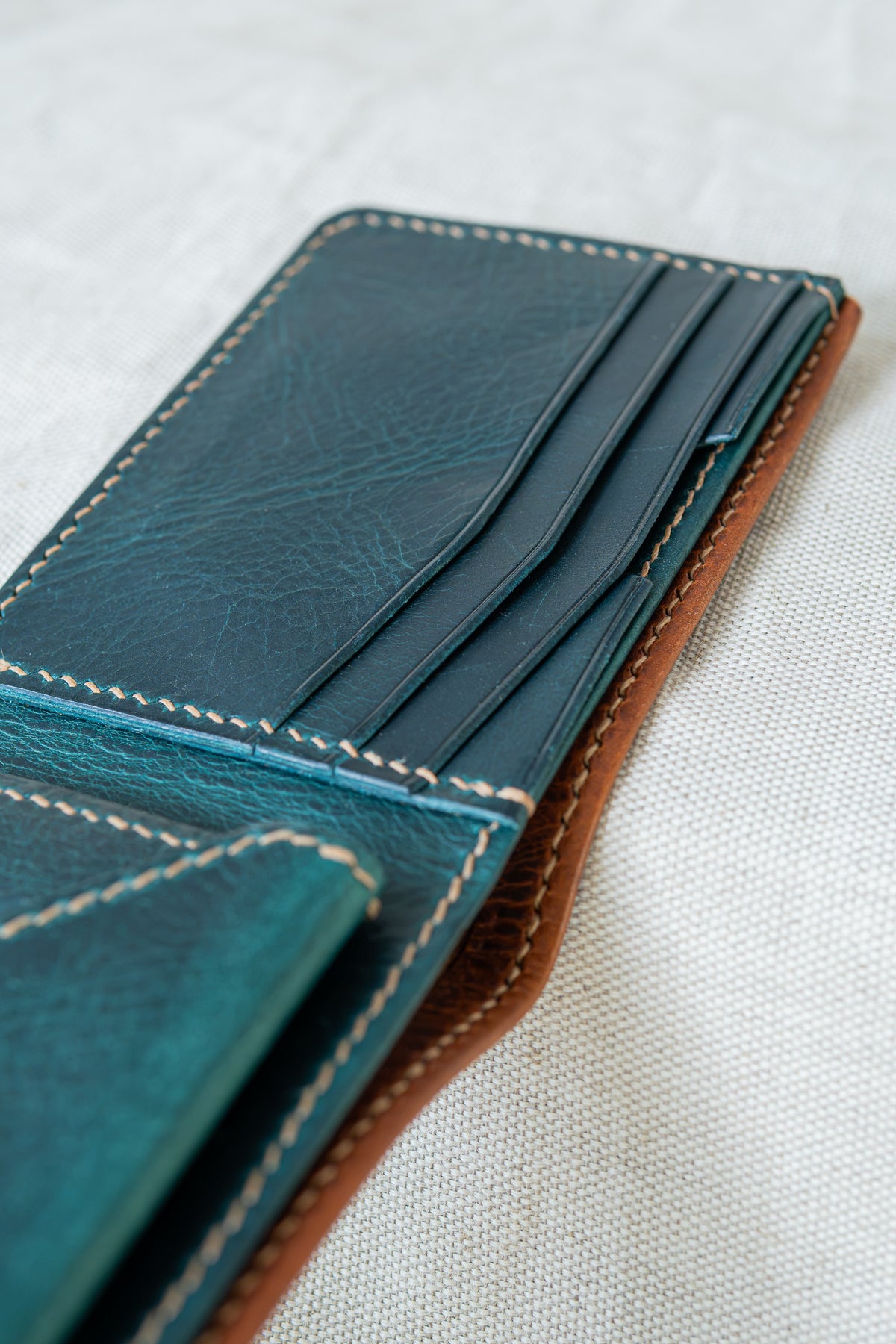 Portefeuille Vignemale en cuir cognac et turquoise, détail poches intérieures