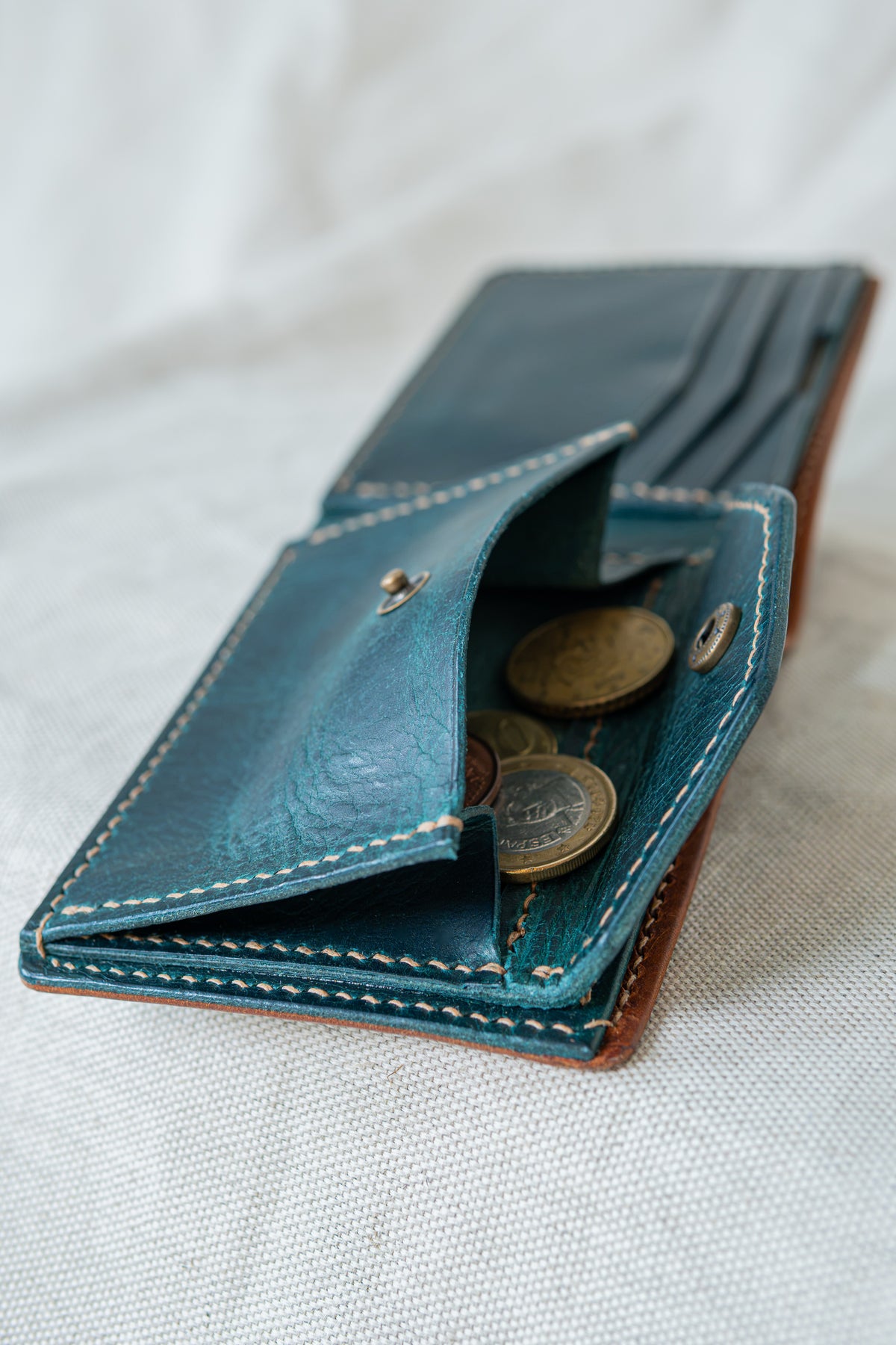 Portefeuille Vignemale en cuir cognac et turquoise, détail poche monnaie ouverte