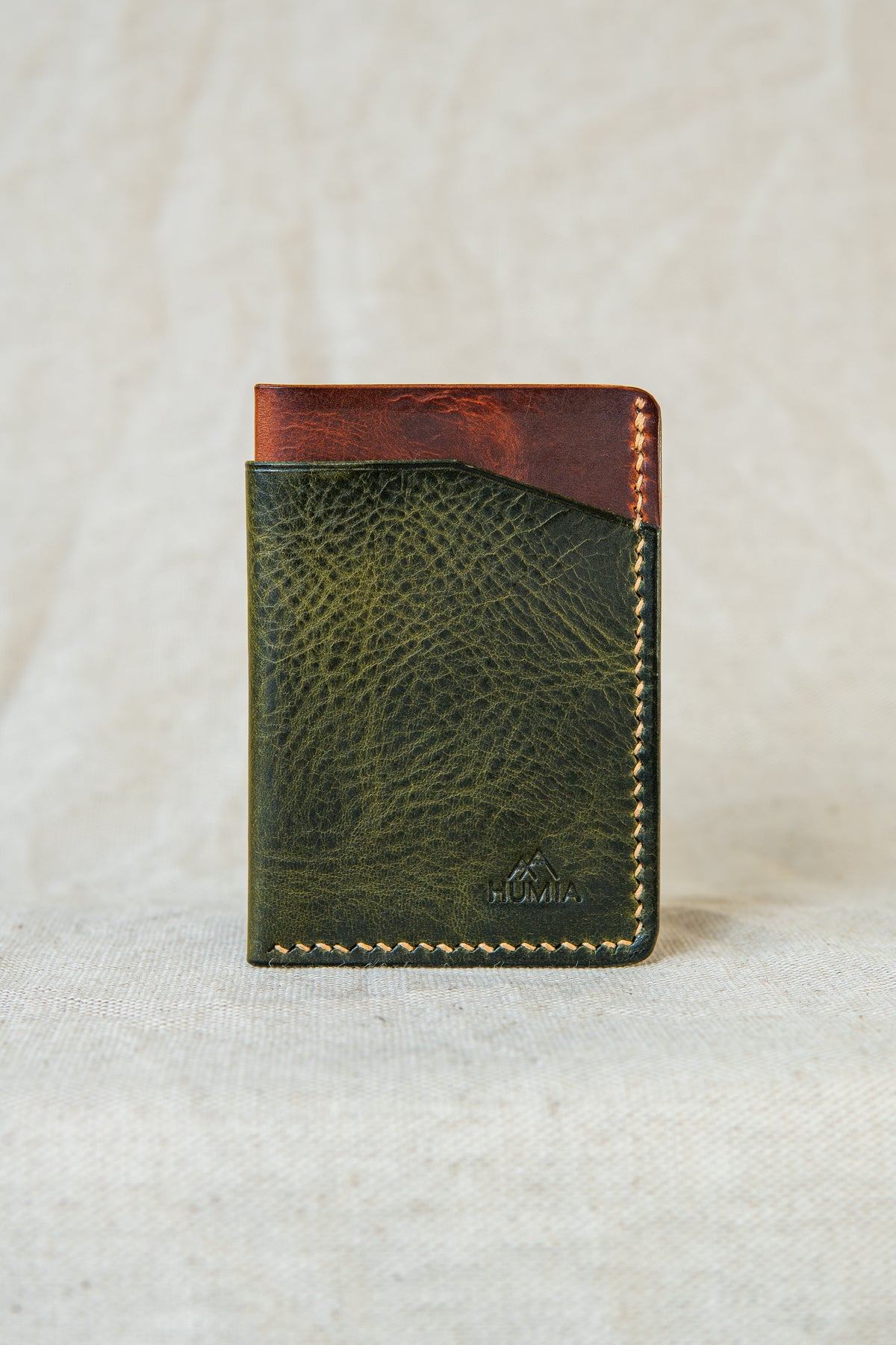 Porte-cartes Bastan en cuir olive et cognac, vue de face