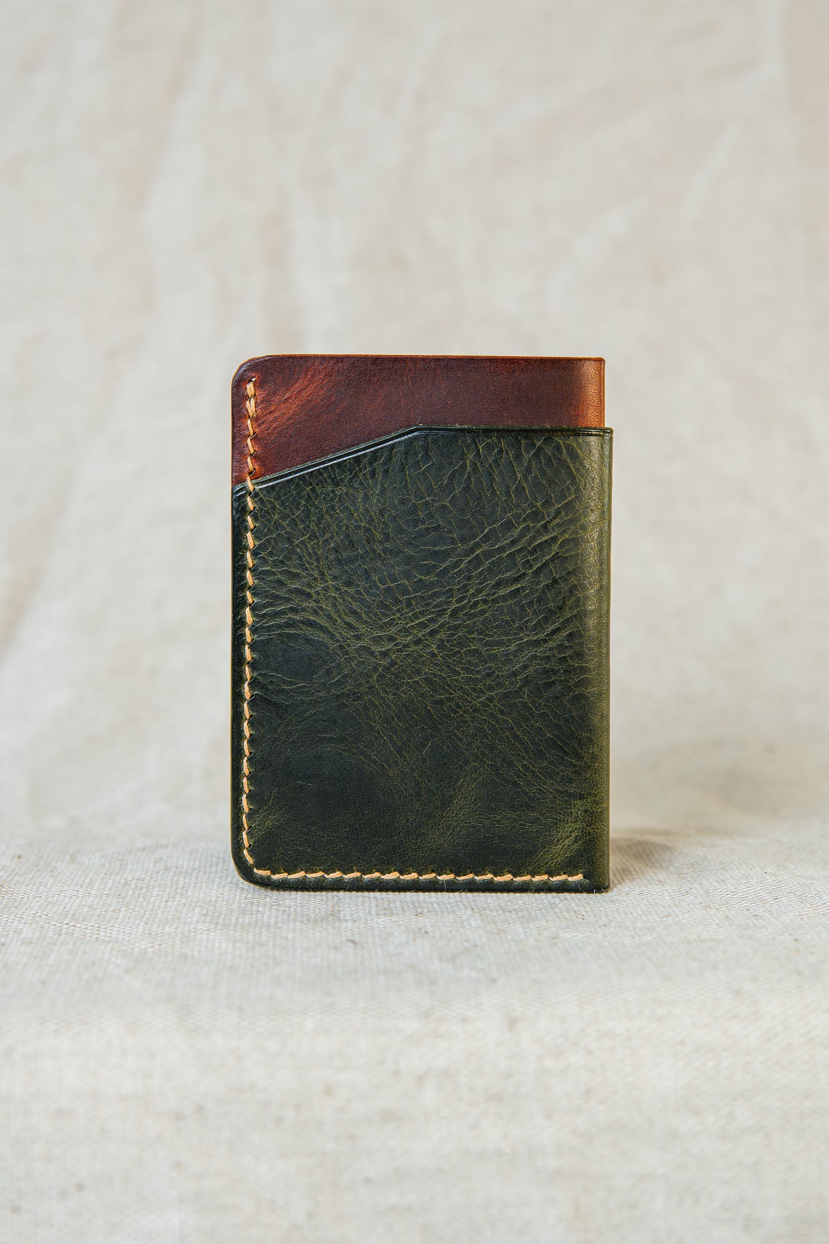 Porte-cartes Bastan en cuir olive et cognac, vue de dos