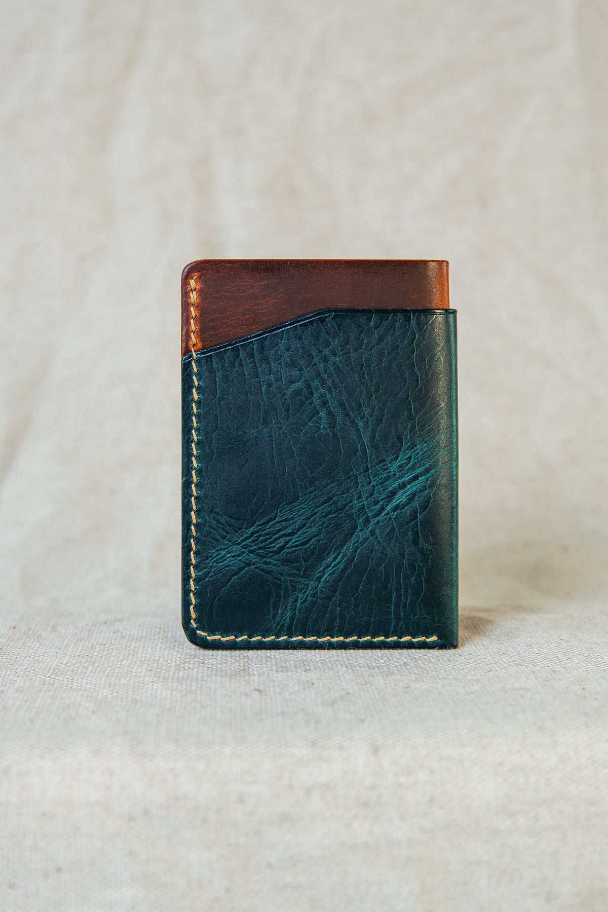 Porte-cartes Bastan en cuir turquoise et cognac, vue de dos