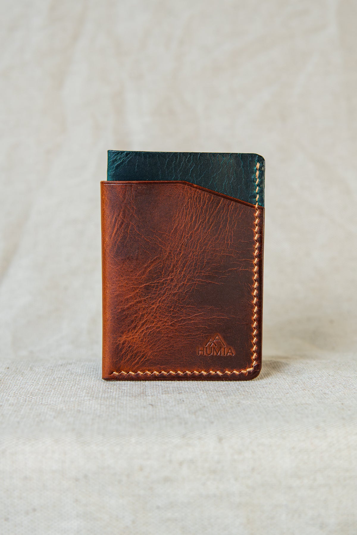 Porte-cartes Bastan en cuir cognac et turquoise, vue de face