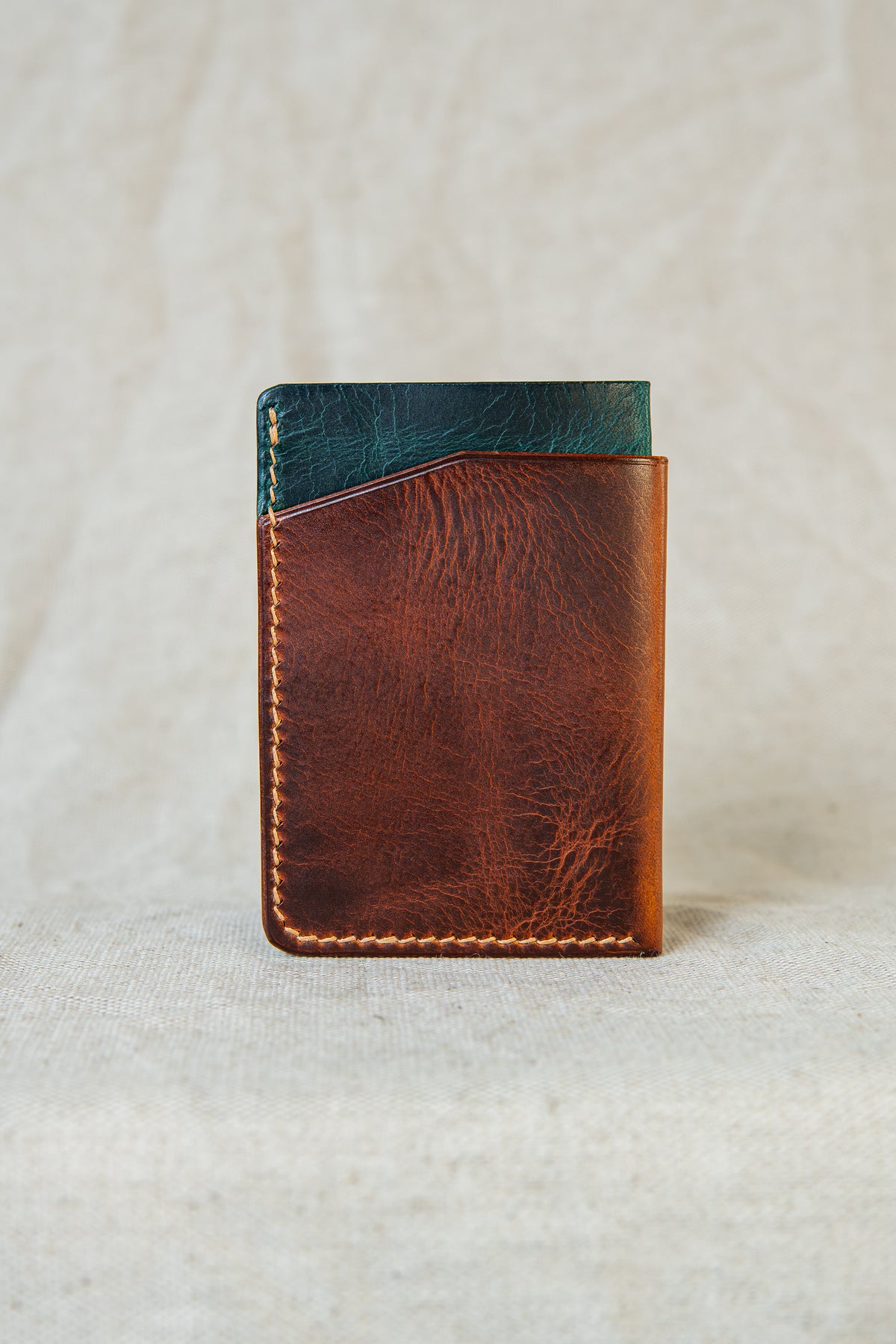 Porte-cartes Bastan en cuir cognac et turquoise, vue de dos