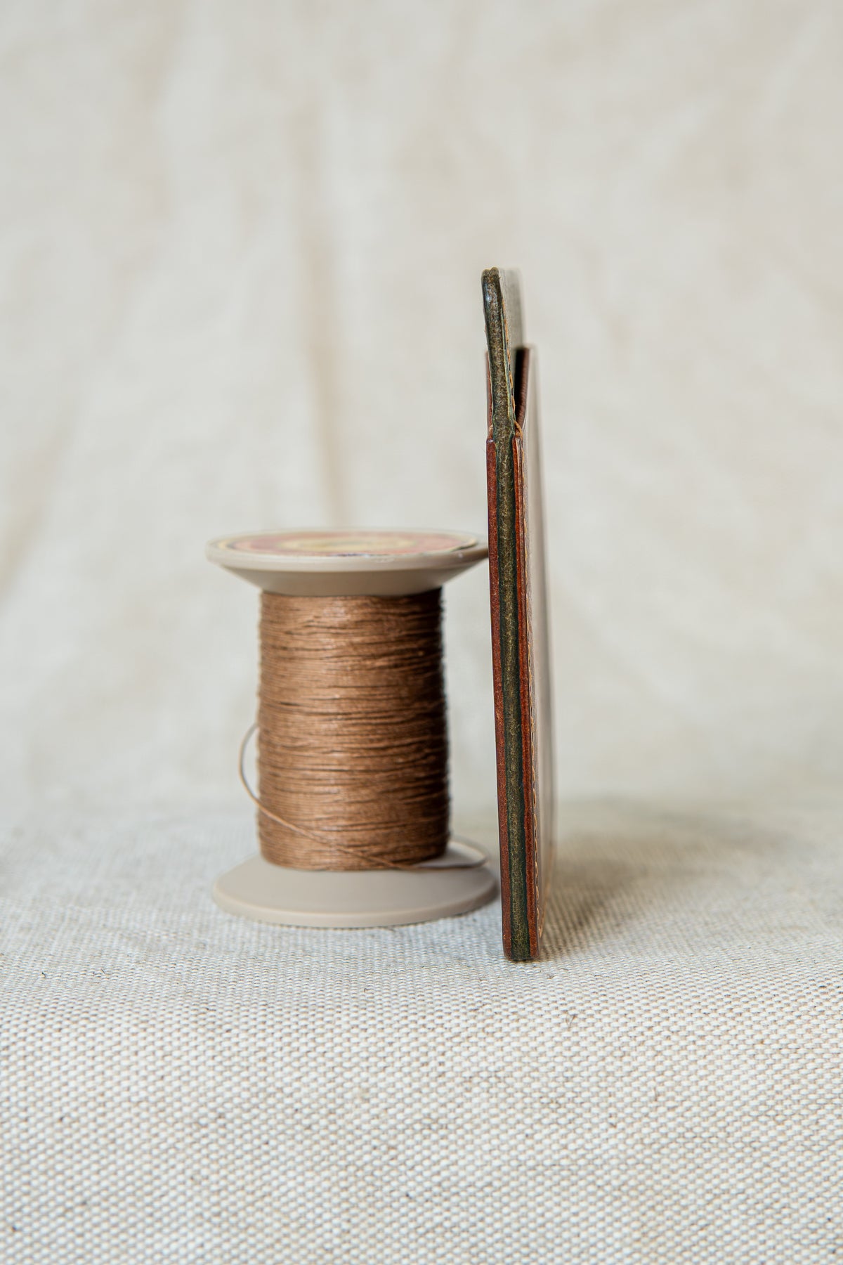 Porte-cartes Bastan en cuir cognac et olive, vue de la tranche