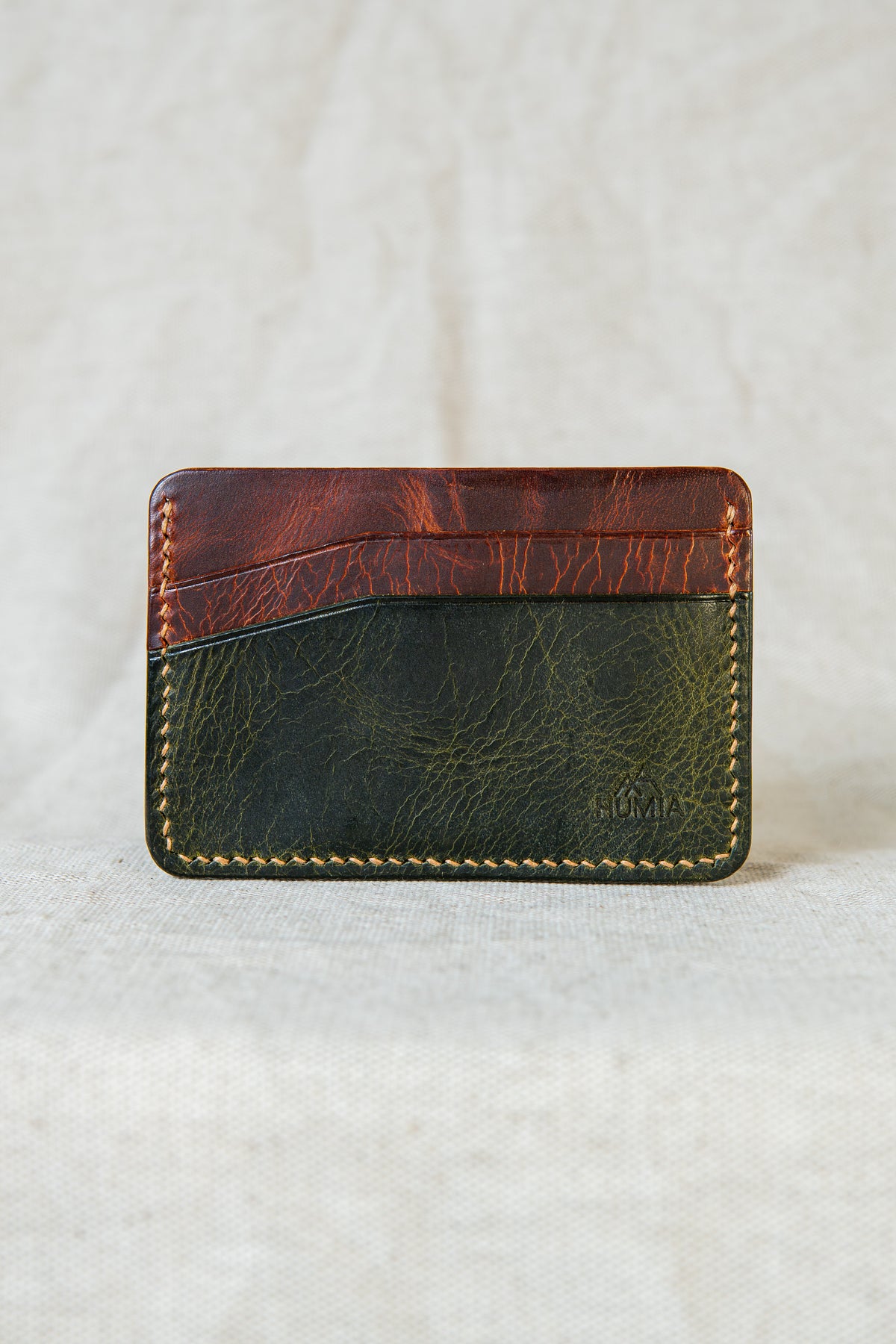 Porte-cartes Hautacam en cuir olive et cognac, vue de face