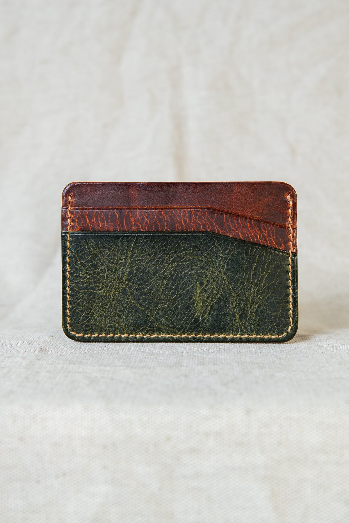 Porte-cartes Hautacam en cuir olive et cognac, vue de dos