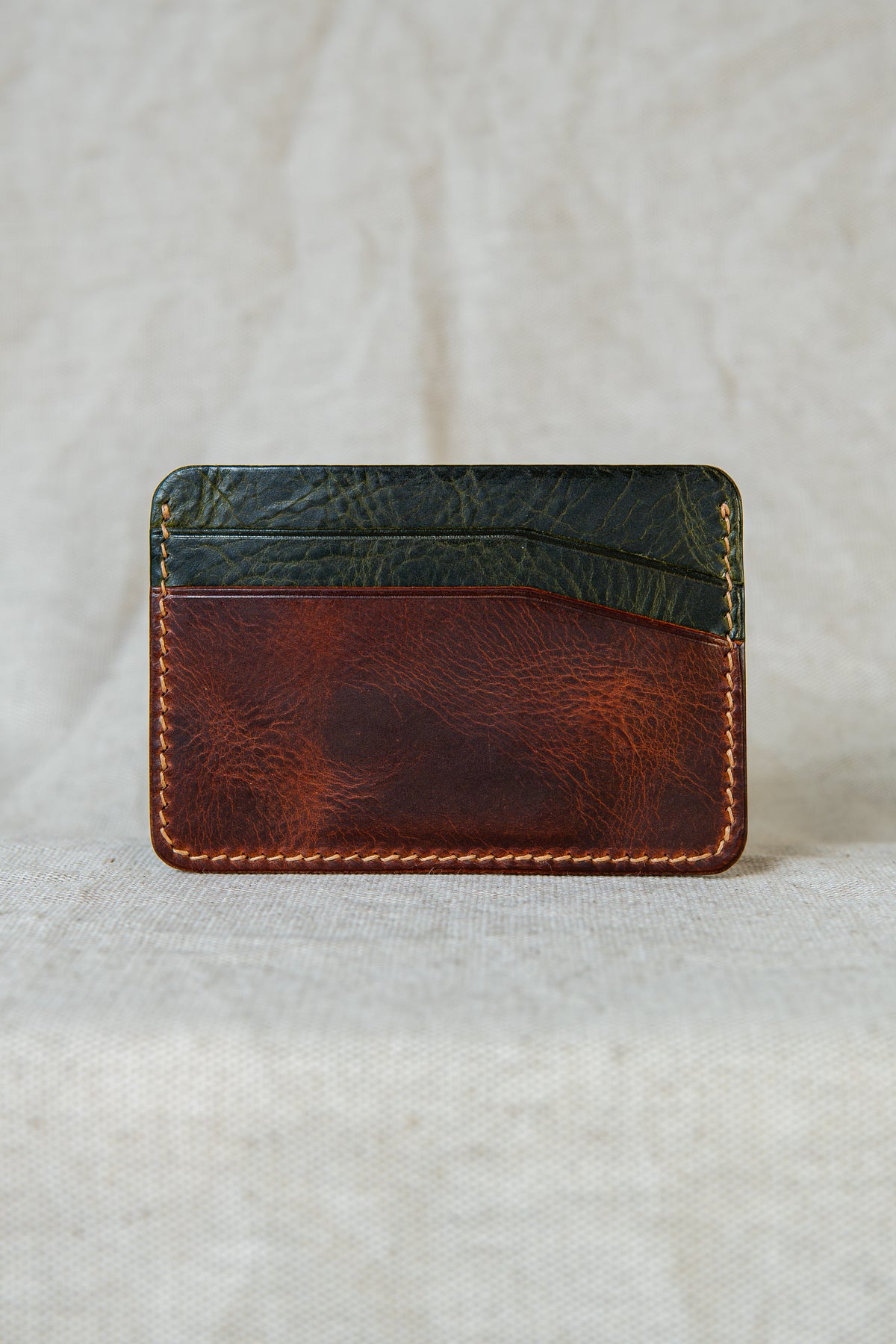 Porte-cartes Hautacam en cuir cognac et olive, vue de dos