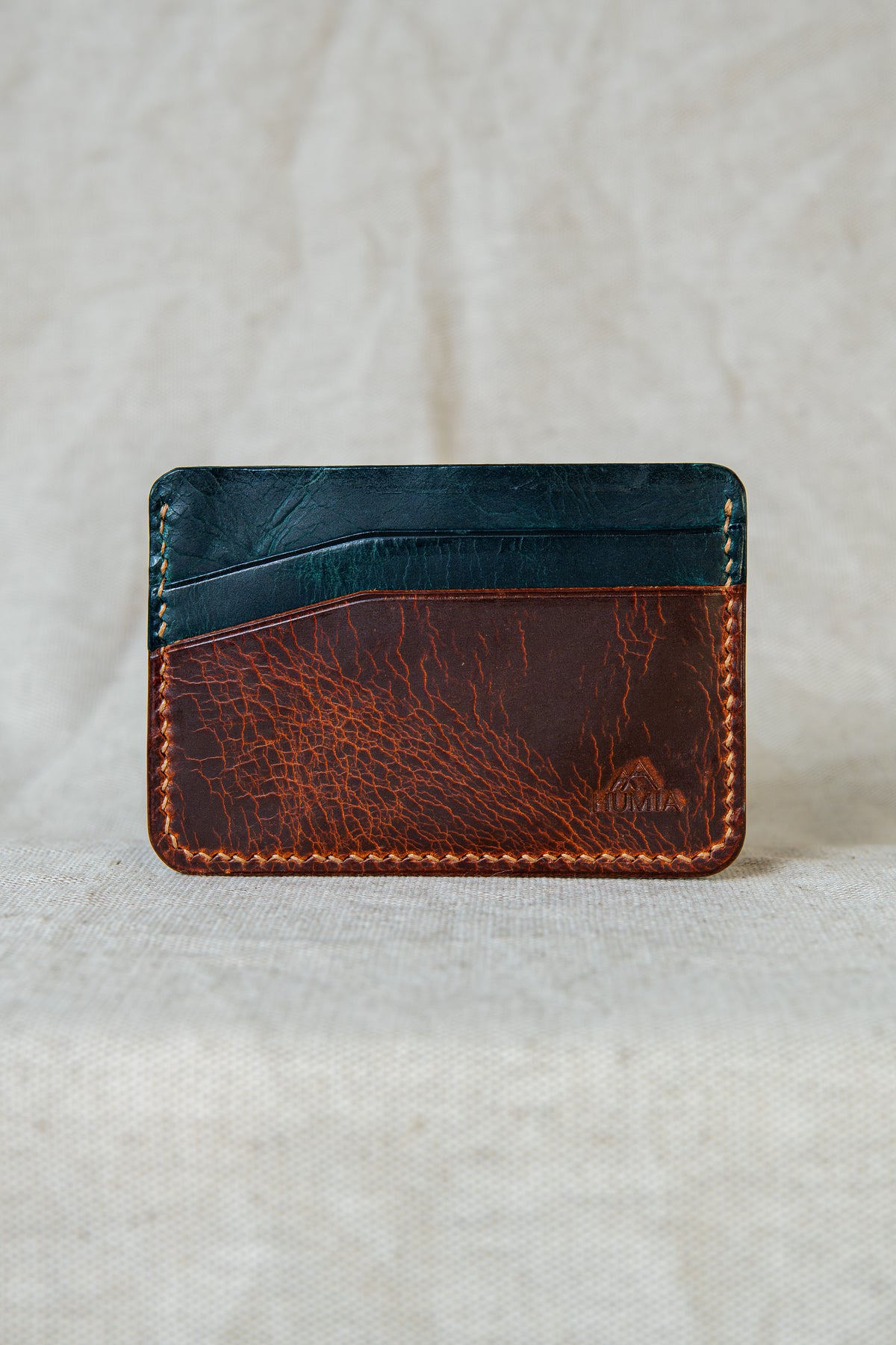 Porte-cartes Hautacam en cuir cognac et turquoise, vue de face