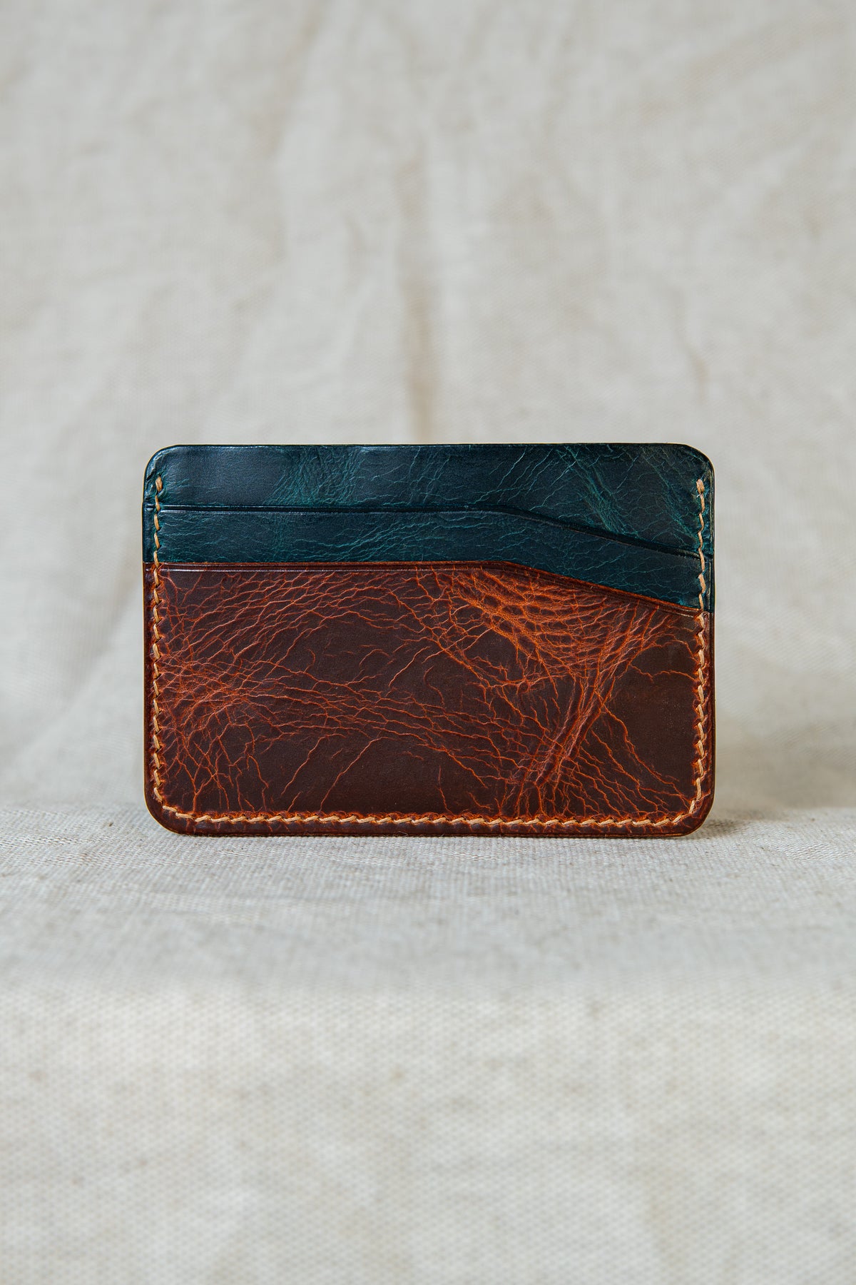 Porte-cartes Hautacam en cuir cognac et turquoise, vue de dos