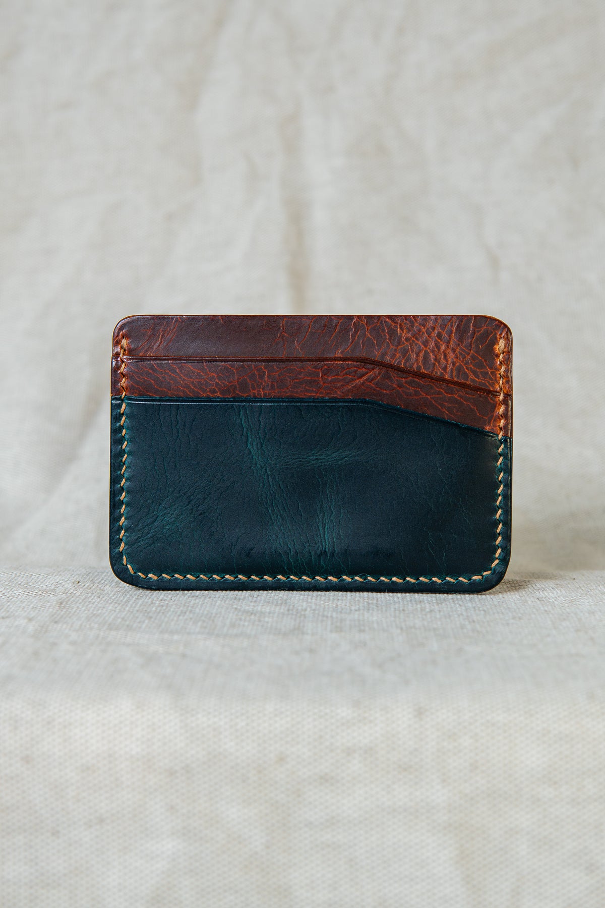 Porte-cartes Hautacam en cuir turquoise et cognac, vue de dos