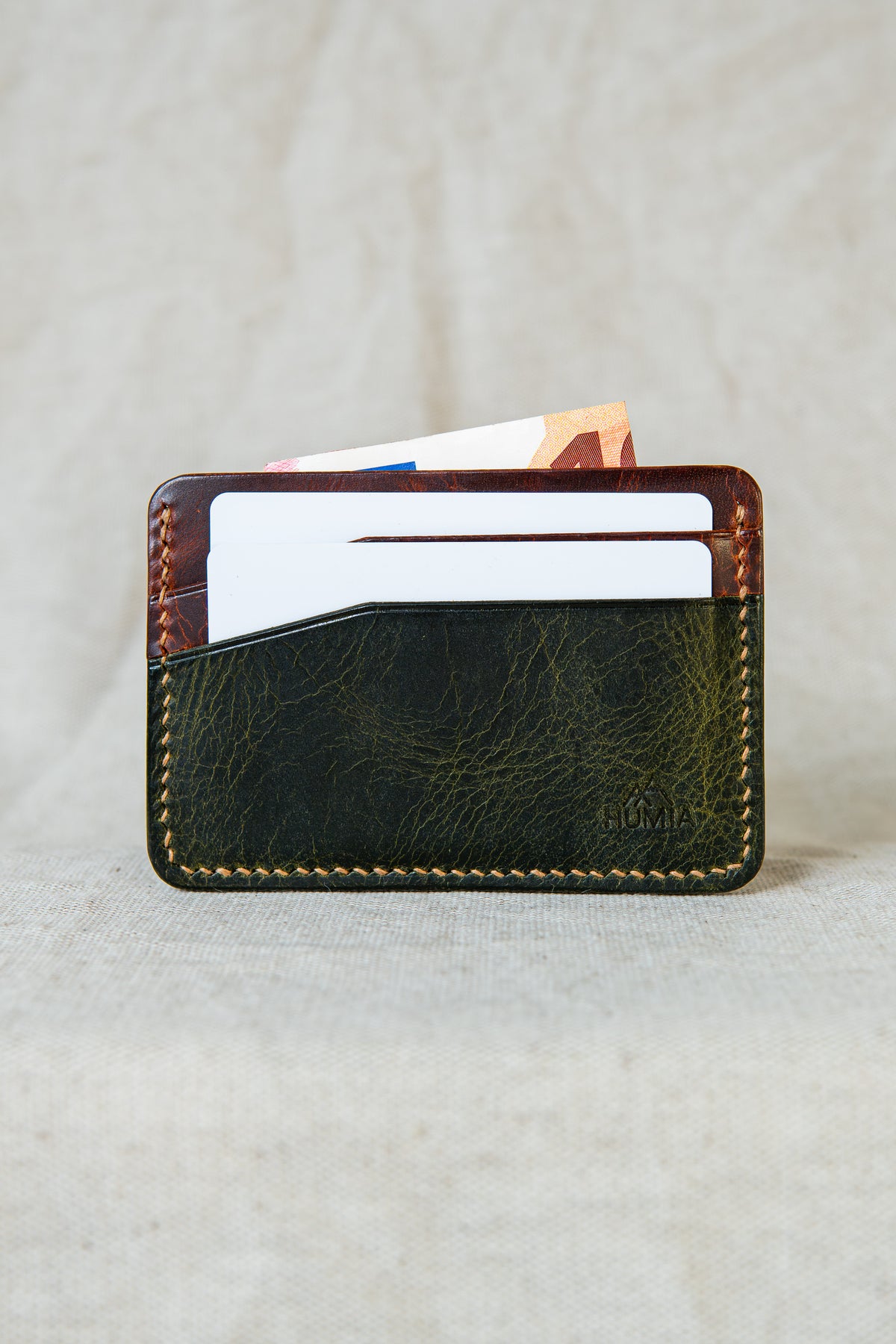 Porte-cartes Hautacam en cuir olive et cognac, vue de face avec cartes et billets