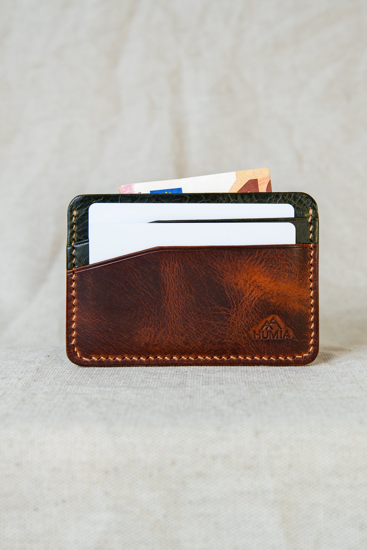 Porte-cartes Hautacam en cuir cognac et olive, vue de face avec cartes et billet