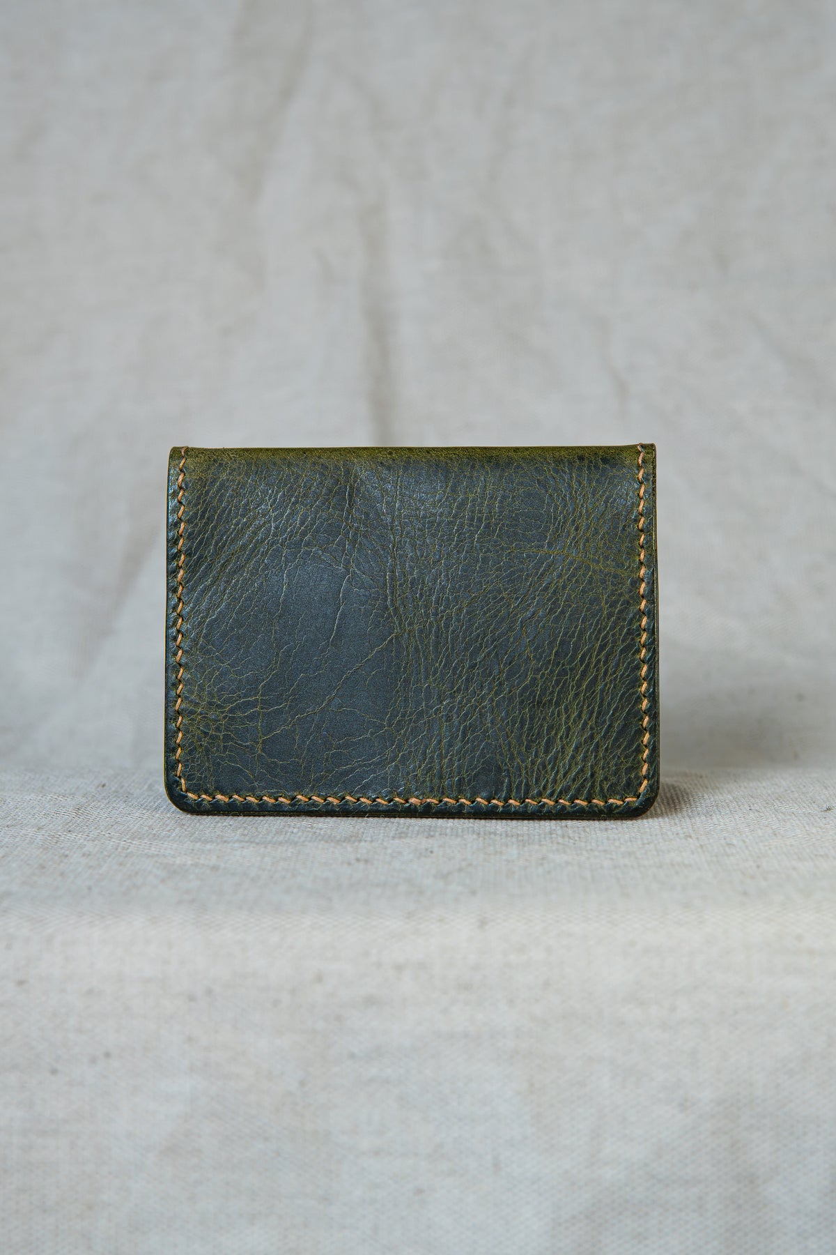 Porte-cartes Soulor en cuir olive, vue de dos