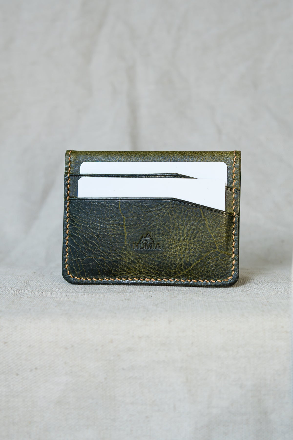 Porte-cartes Soulor en cuir olive, vue de face avec cartes