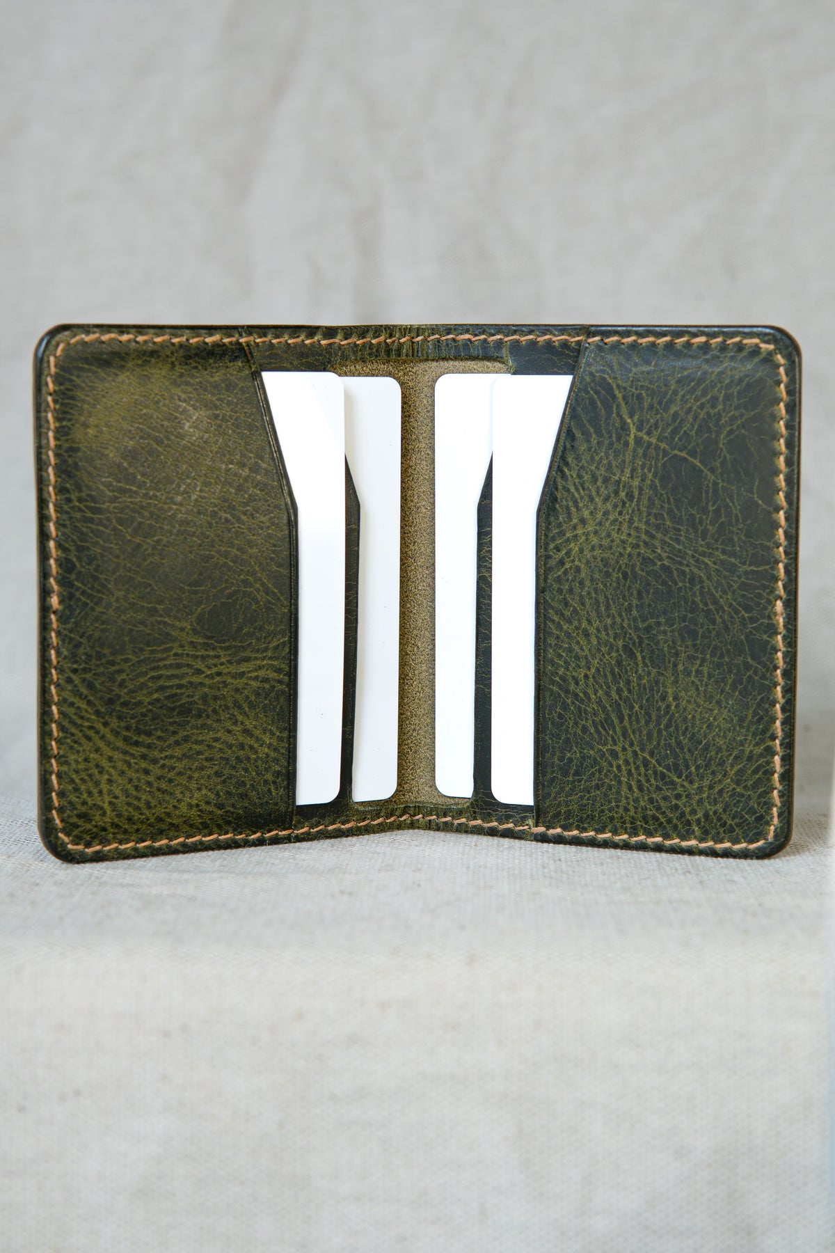 Porte-cartes Soulor en cuir olive, ouvert avec cartes
