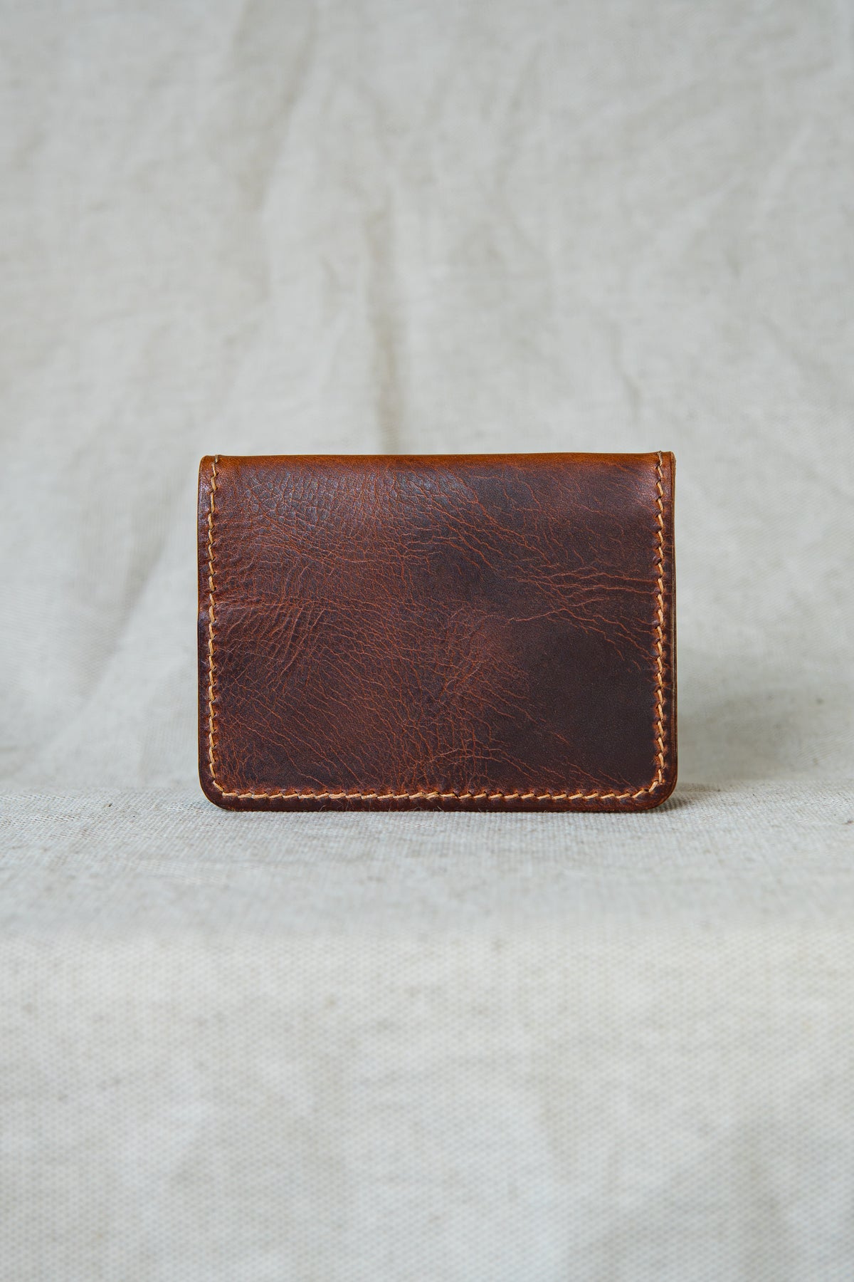 Porte-cartes Soulor en cuir cognac, vue de dos