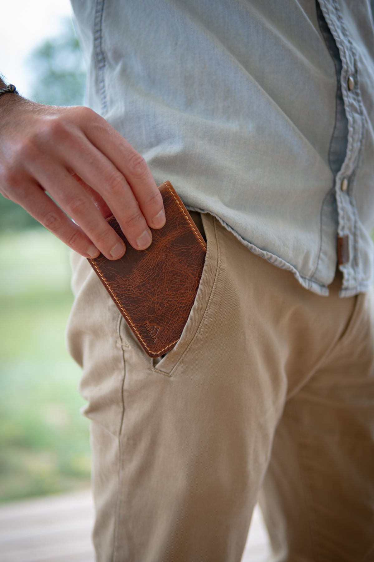 Portefeuille en cuir cognac et olive, dans la poche