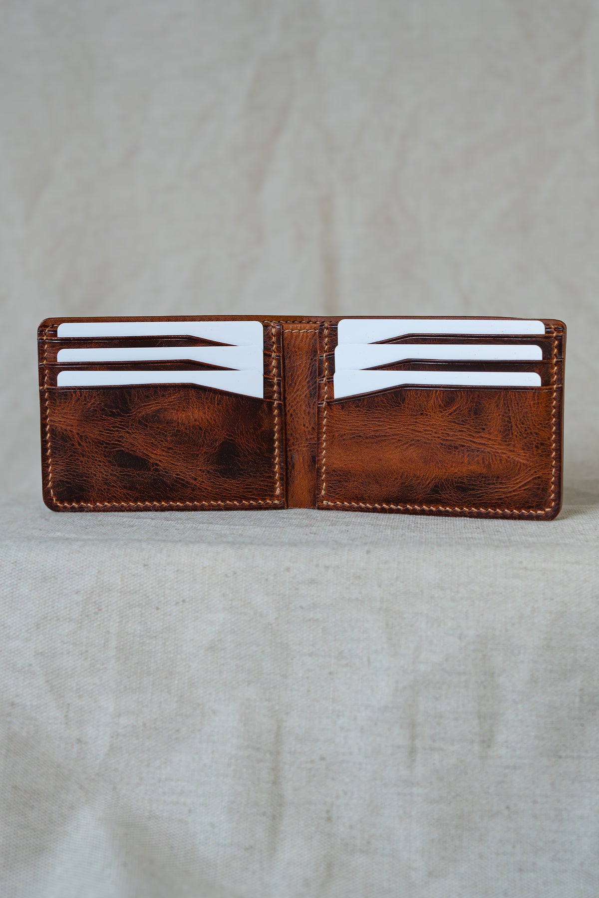 Portefeuille Tourmalet en cuir cognac, ouvert avec cartes