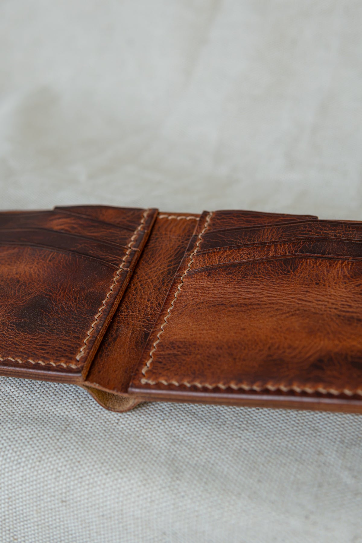 Portefeuille Tourmalet en cuir cognac, détails sur les coutures