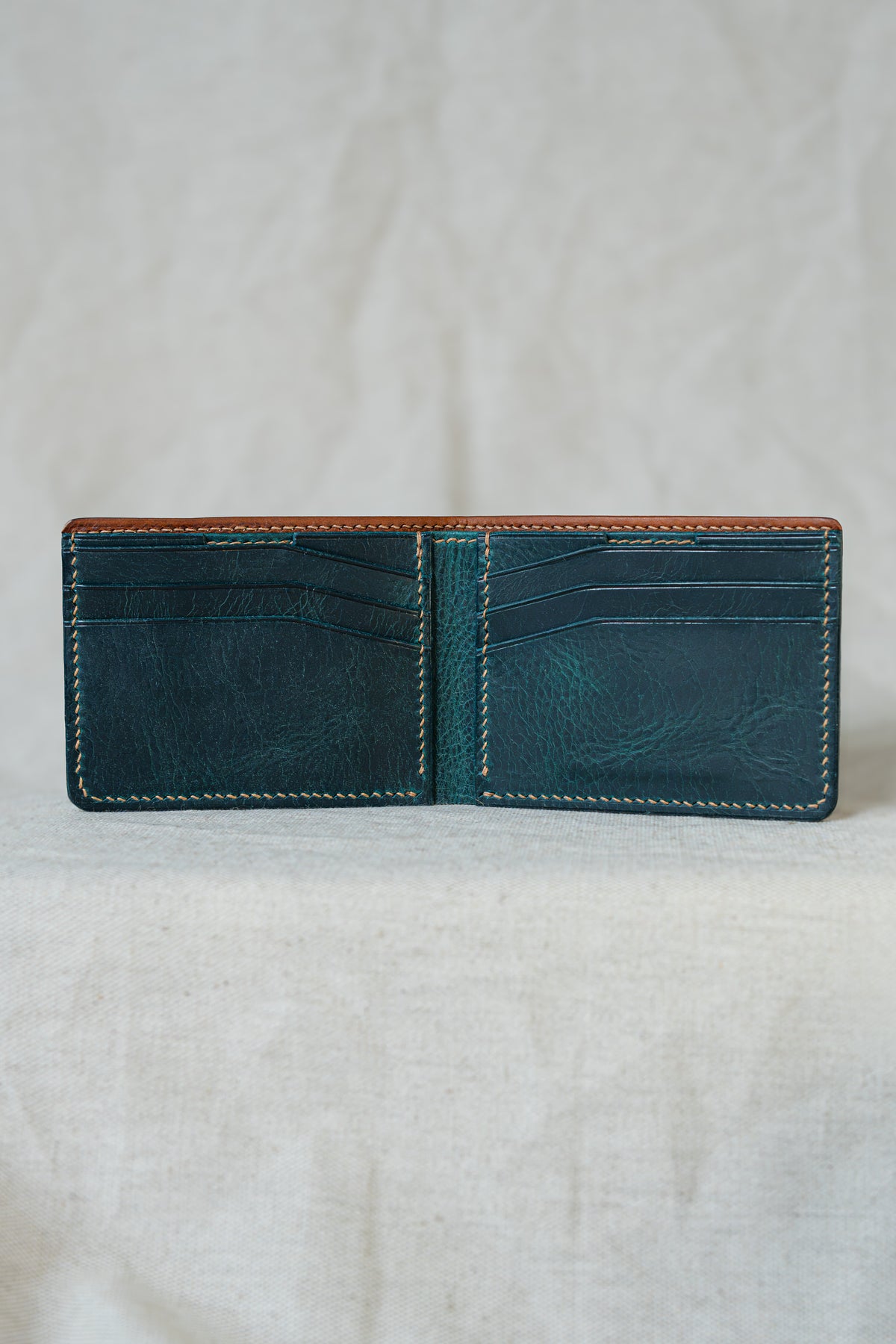 Portefeuille Tourmalet en cuir cognac et turquoise, ouvert