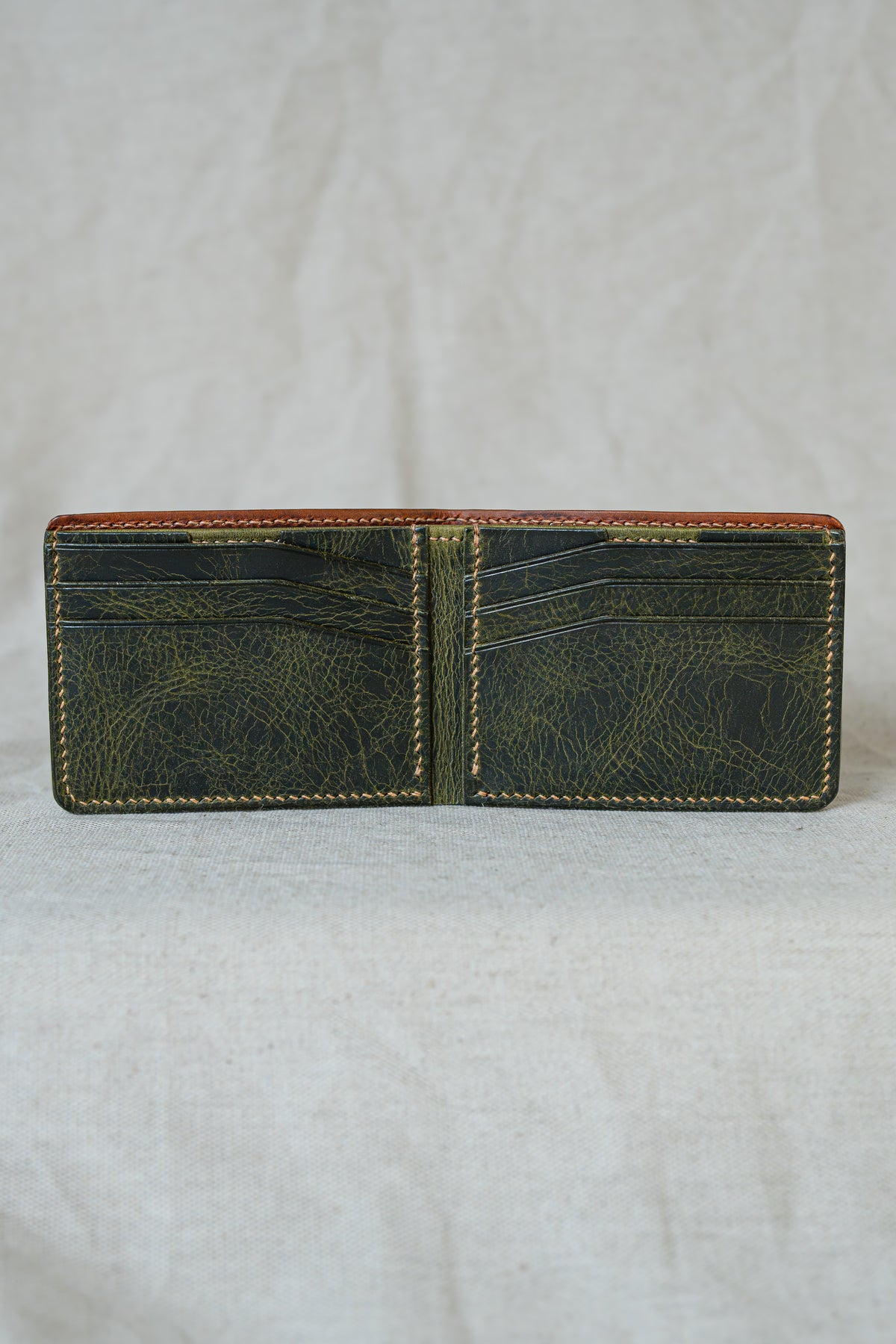 Portefeuille Tourmalet en cuir cognac et olive, ouvert