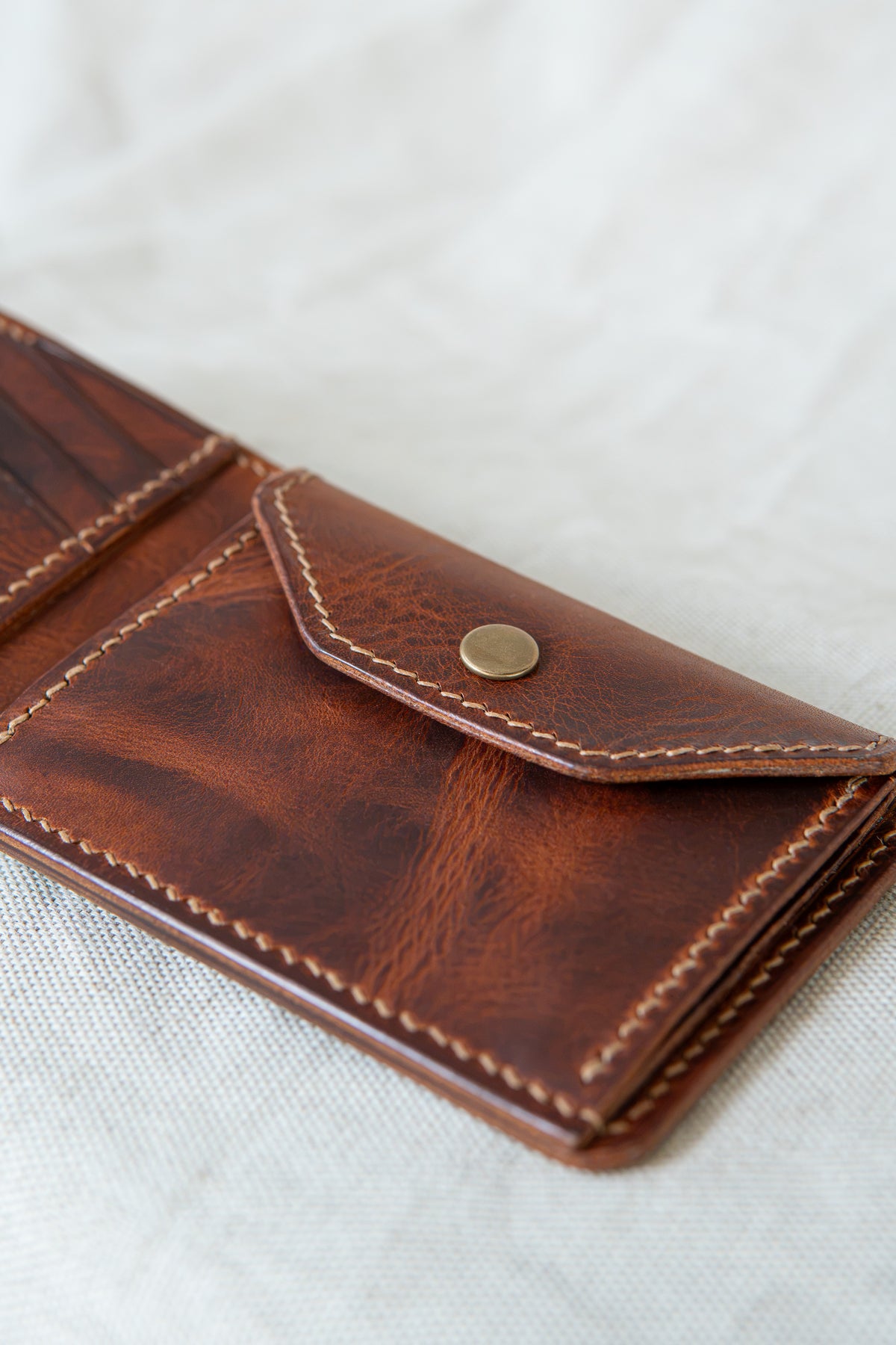 Portefeuille Vignemale en cuir cognac, détail sur la poche à monnaie