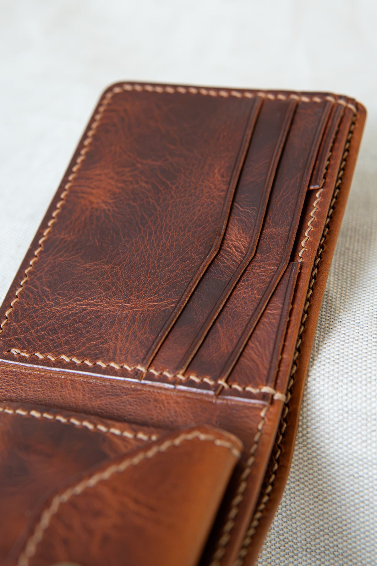 Portefeuille Vignemale en cuir cognac, détail sur les poches intérieures