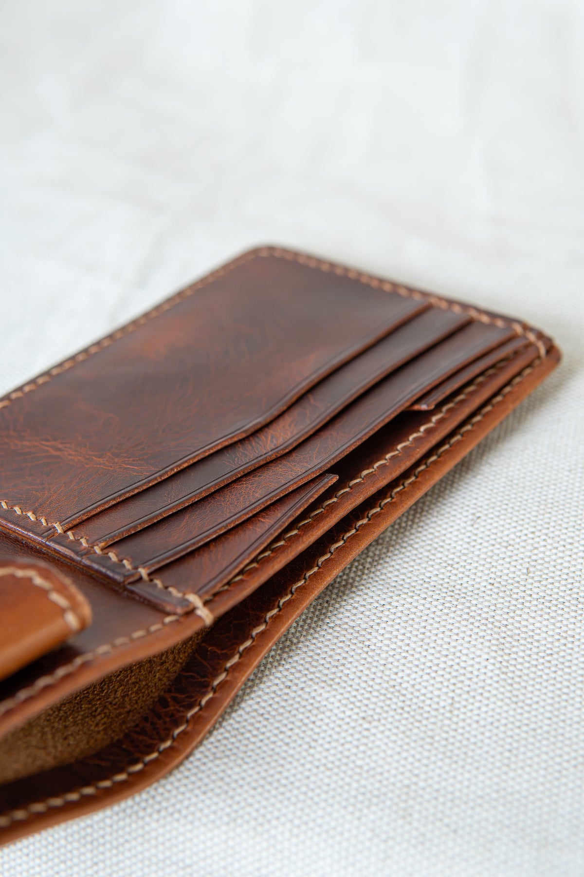 Portefeuille Vignemale en cuir cognac, détail sur les poches intérieures