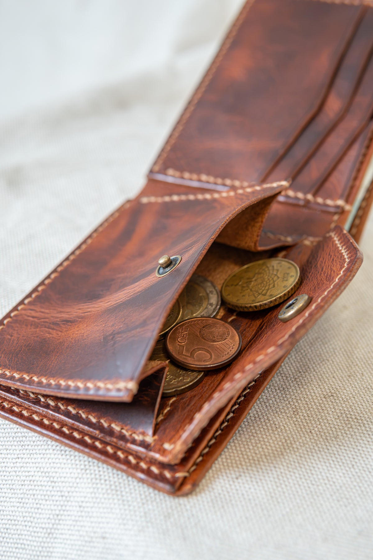 Portefeuille Vignemale en cuir cognac, détail sur la poche  monnaie ouverte