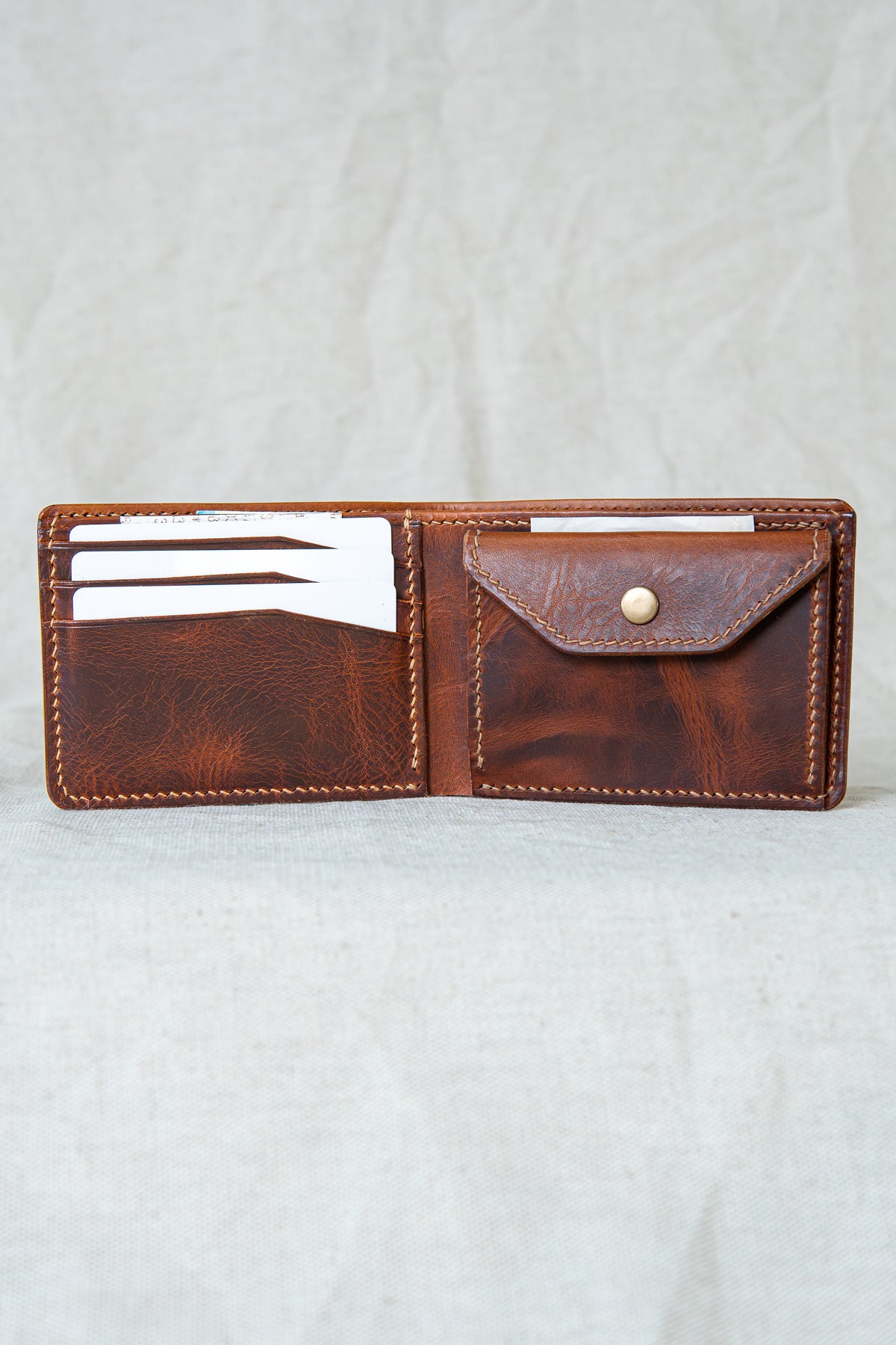 Portefeuille Vignemale en cuir cognac, ouvert avec cartes et billets