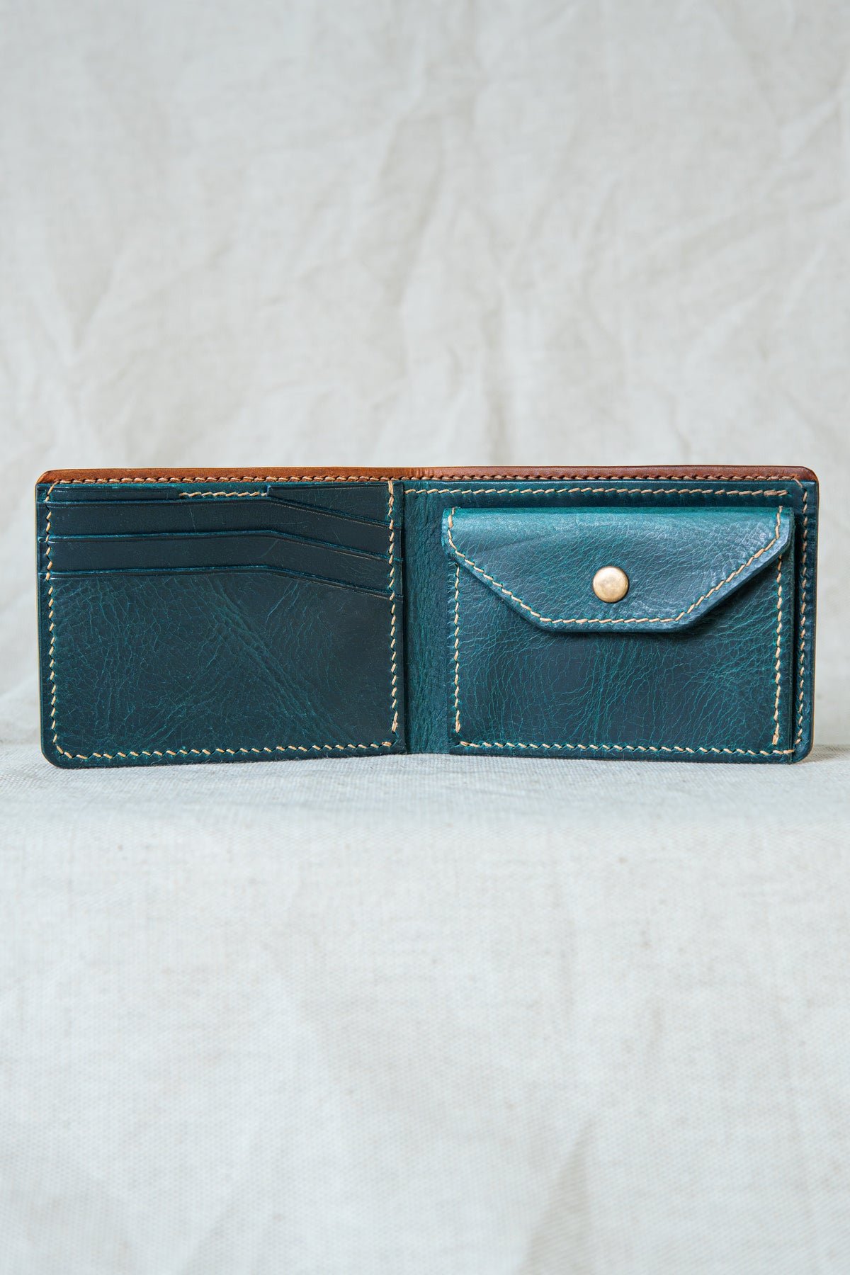 Portefeuille Vignemale en cuir cognac et turquoise, ouvert