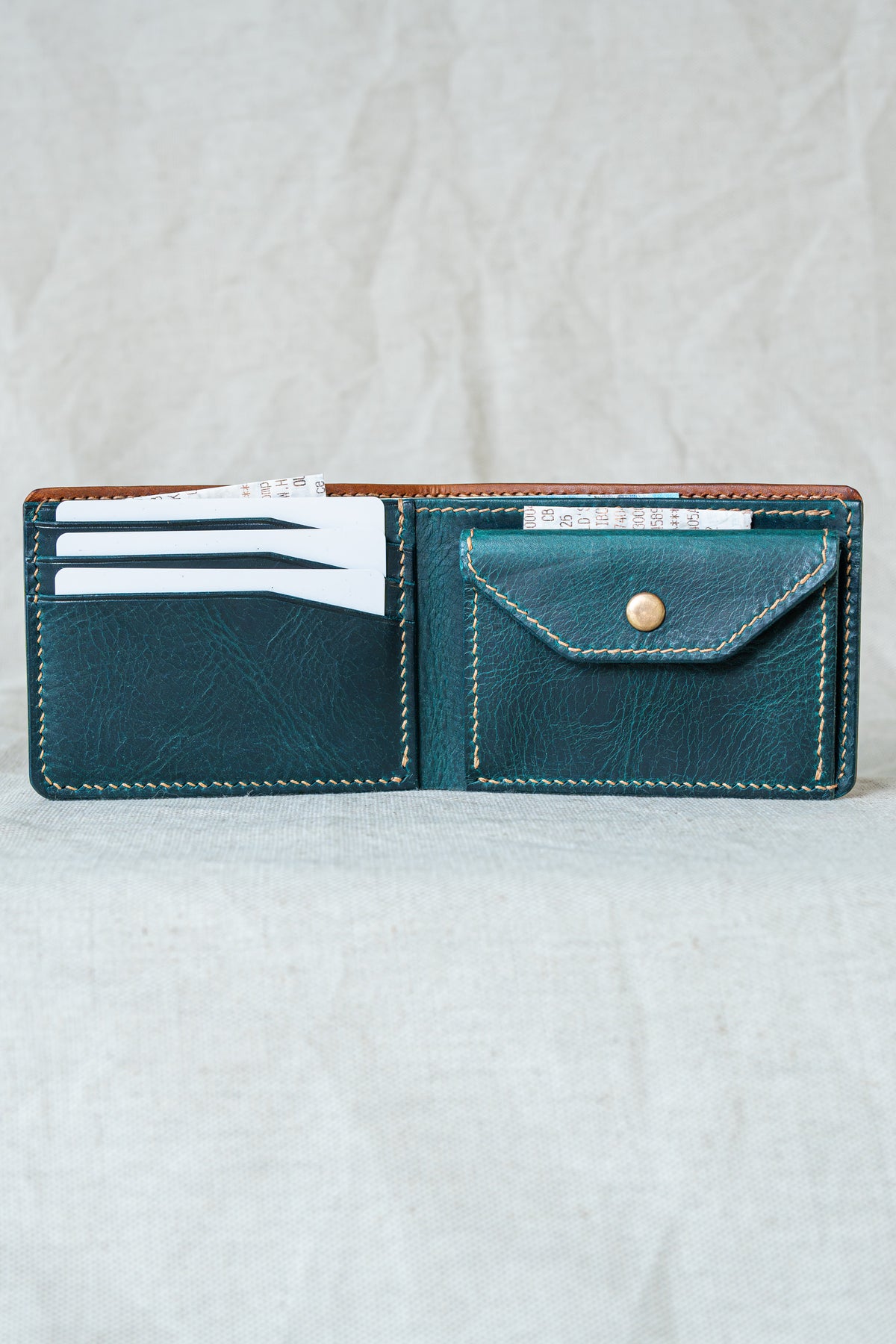 Portefeuille Vignemale en cuir cognac et turquoise, ouvert avec cartes et billets
