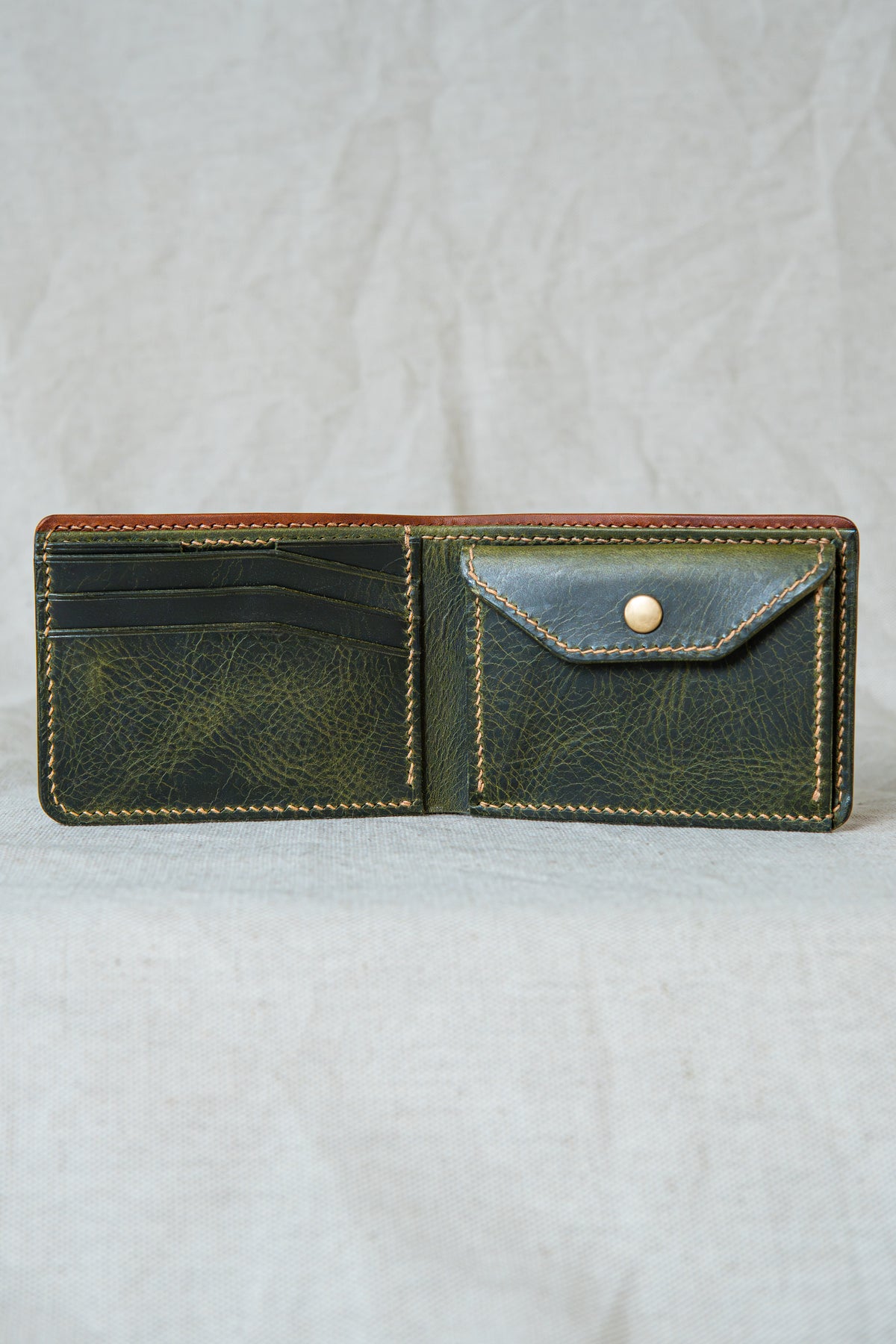 Portefeuille Vignemale en cuir cognac et olive, ouvert