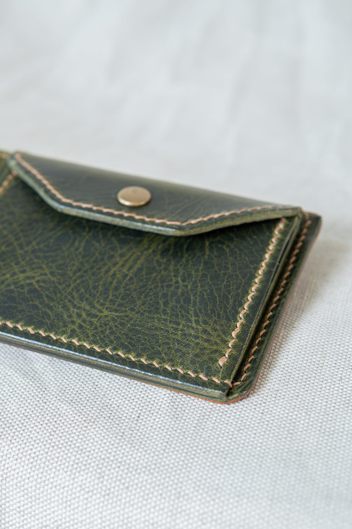 Portefeuille Vignemale en cuir cognac et olive, détail sur la poche à monnaie