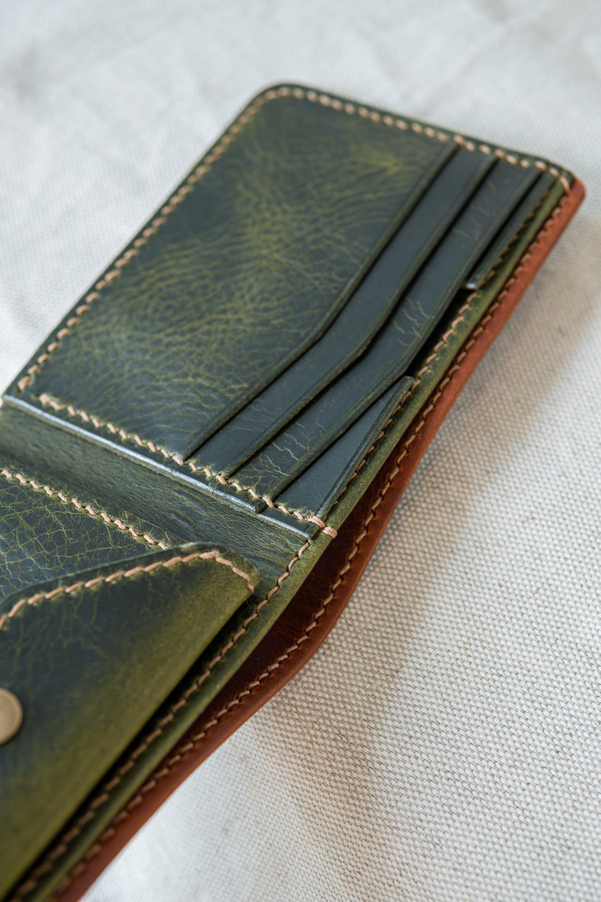 Portefeuille Vignemale en cuir cognac et olive, détails sur les poches