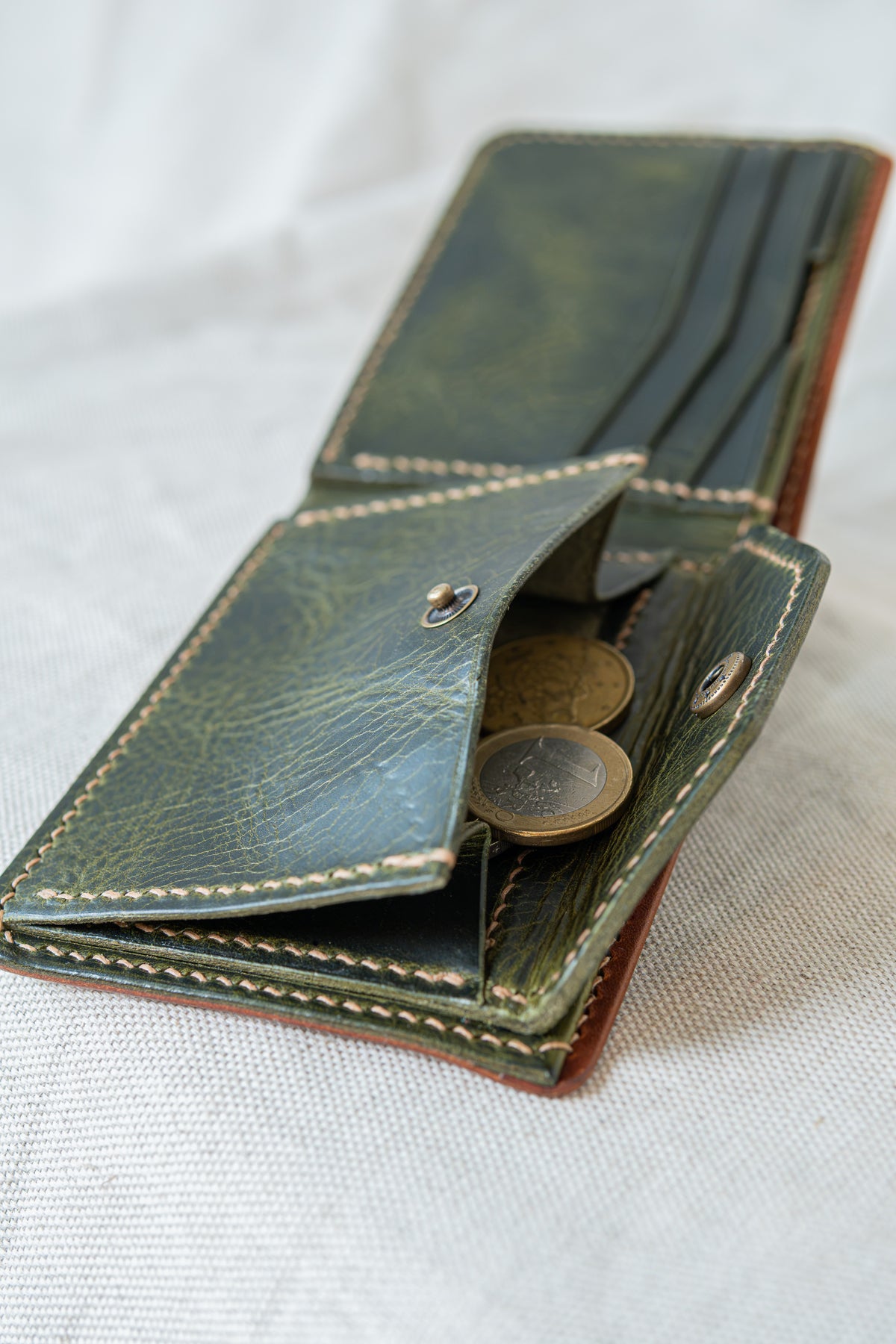Portefeuille Vignemale en cuir cognac et olive, poche monnaie ouverte