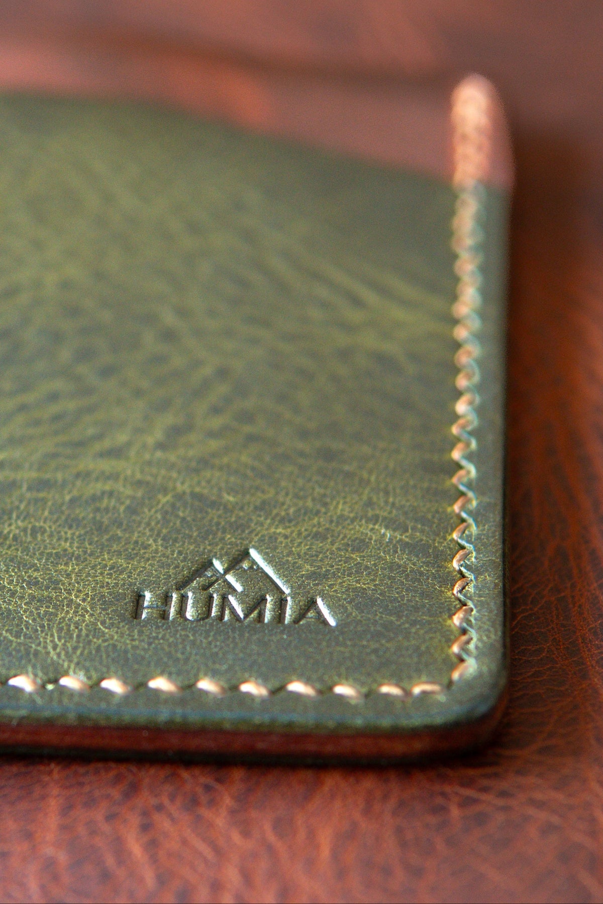 Porte-cartes Le Bastan zoom sur le logo HUMIA gravé dans le cuir pleine fleur
